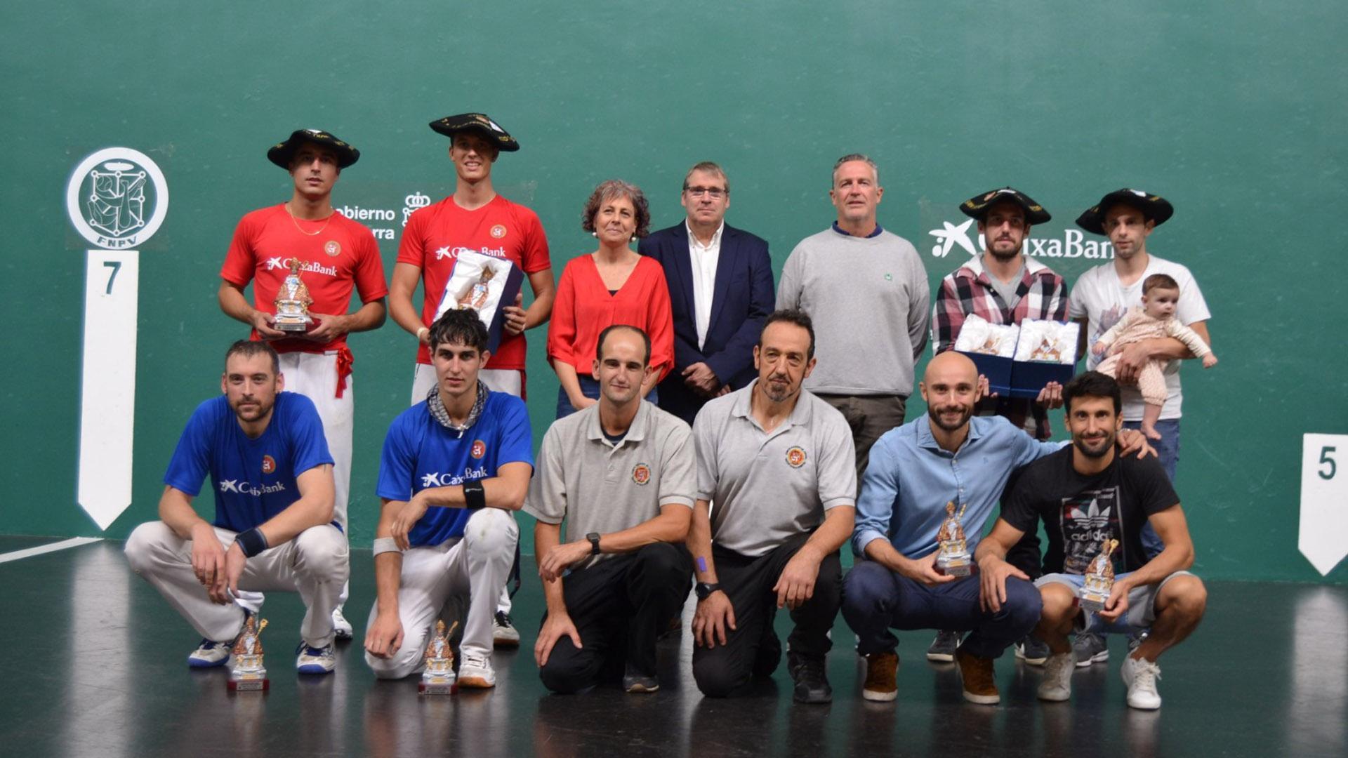 De pie, los campeones Baeza, Mayo, Landeta y Labiano junto a la consejera de Deportes del Gobierno de Navarra, Rebeca Esnaola, el presidente de la FNPV, Javier Conde, y el representante de CaixaBank, Miguel Navarrete. Abajo, los subcampeones Imanol, Mendizabal, Echavarren y Ayarra junto a los jueces Garrido y Echarte