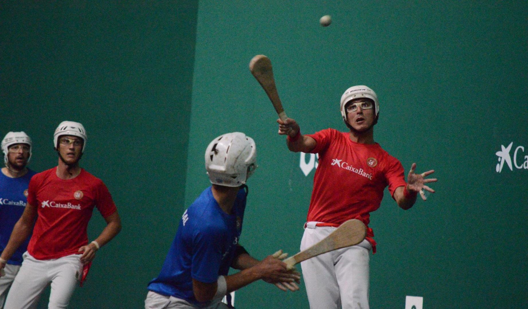 Carlos Baeza salta para empalar una pelota en la final de pala corta