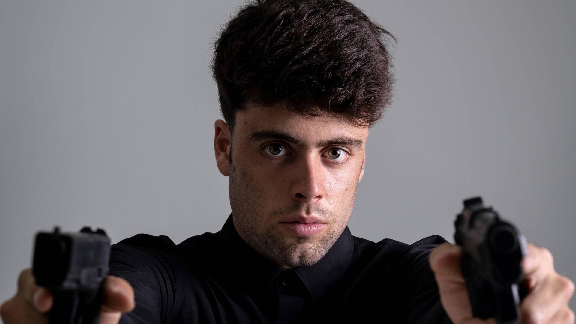 Daniel Domínguez posa con dos pistolas en una sesión fotográfica