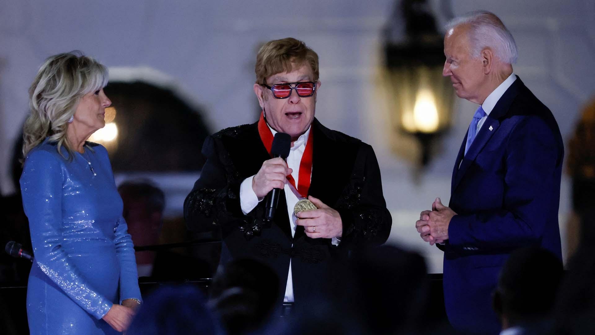 Elton John, con la medalla nacional de las humanidades de Estados Unidos que recibió de manos de Joe Biden