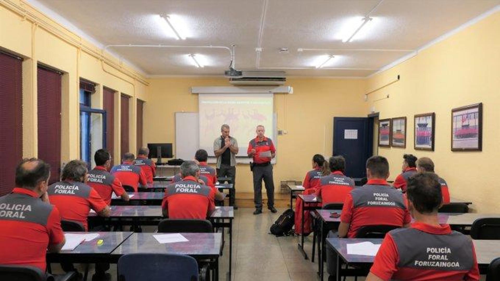 Agentes de la Policía Foral, en el curso de Protección Medioambiental