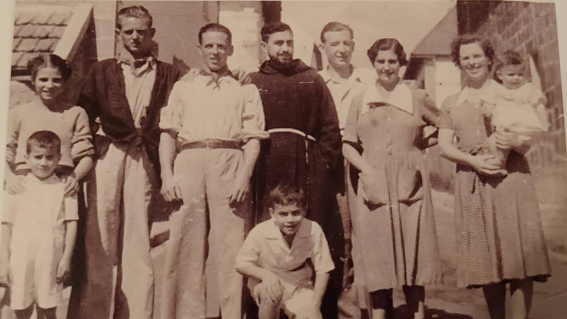 El niño que aparece a la derecha de la fotografía en brazos de su madre no es un bebé cualquiera: es mi padre. Corría agosto de 1948 y él sumaba siete meses en las fiestas patronales de Espinal, su pueblo. A la izquierda de la imagen, el más alto y guapo, con camisa negra anudada a la cintura, posa su tío Bernardo, que entonces tenía 26 años y trabajaba en una serrería. En 1952, con 30 y aún soltero, emigró a América. Viajó hasta el norte de Argentina, donde formó su familia. Su hija mayor, Marita, y su nieta Lorena acaban de visitar sus orígenes.
