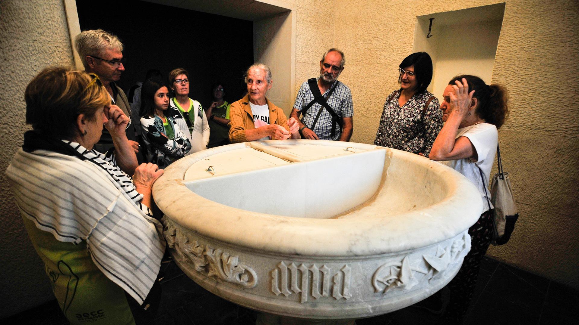 Pila bautismal en la parroquia de Santa María