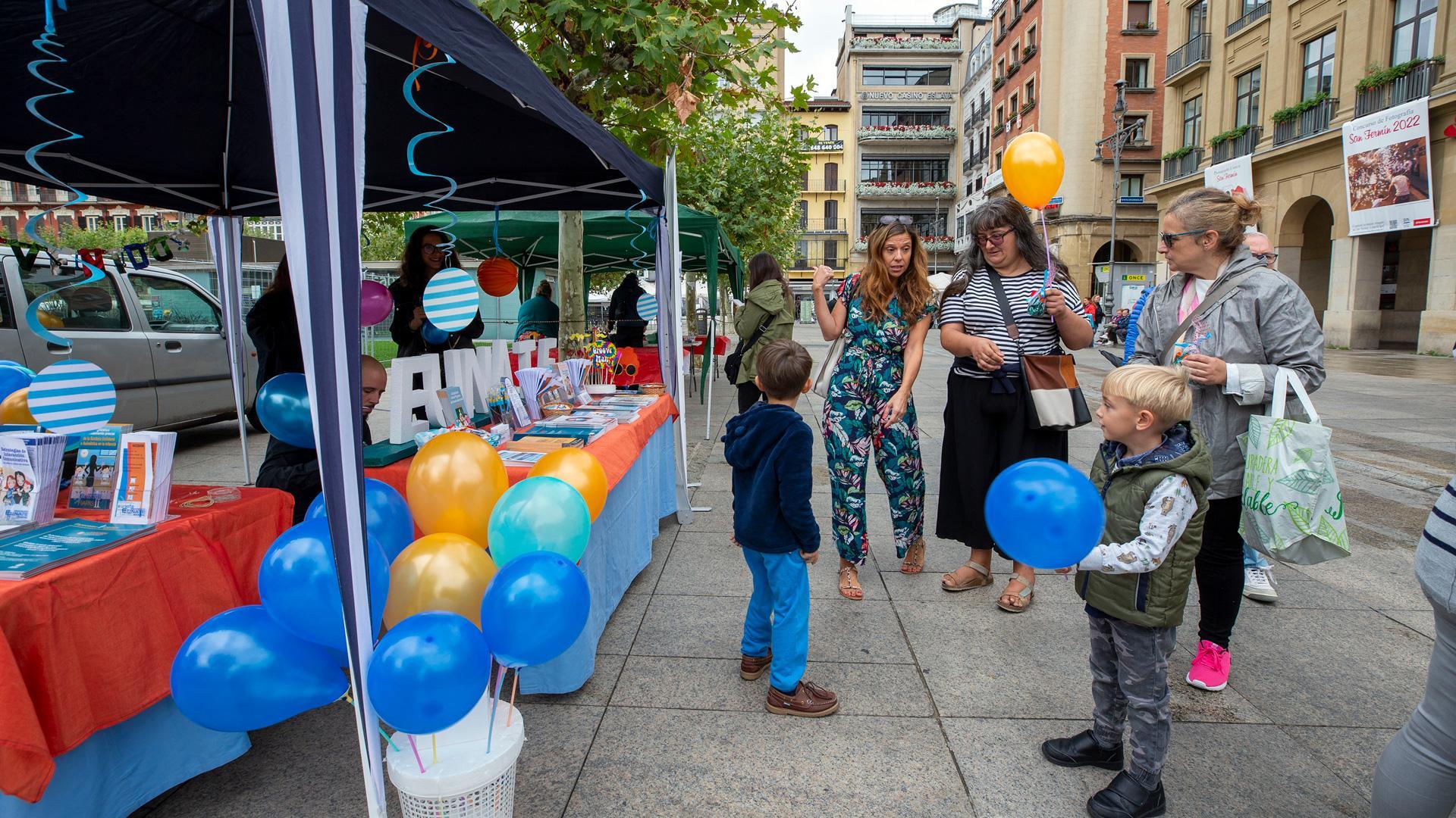 Personas de distintas edades se acercaron a los puestos informativos de la Plaza del Castillo de Pamplona