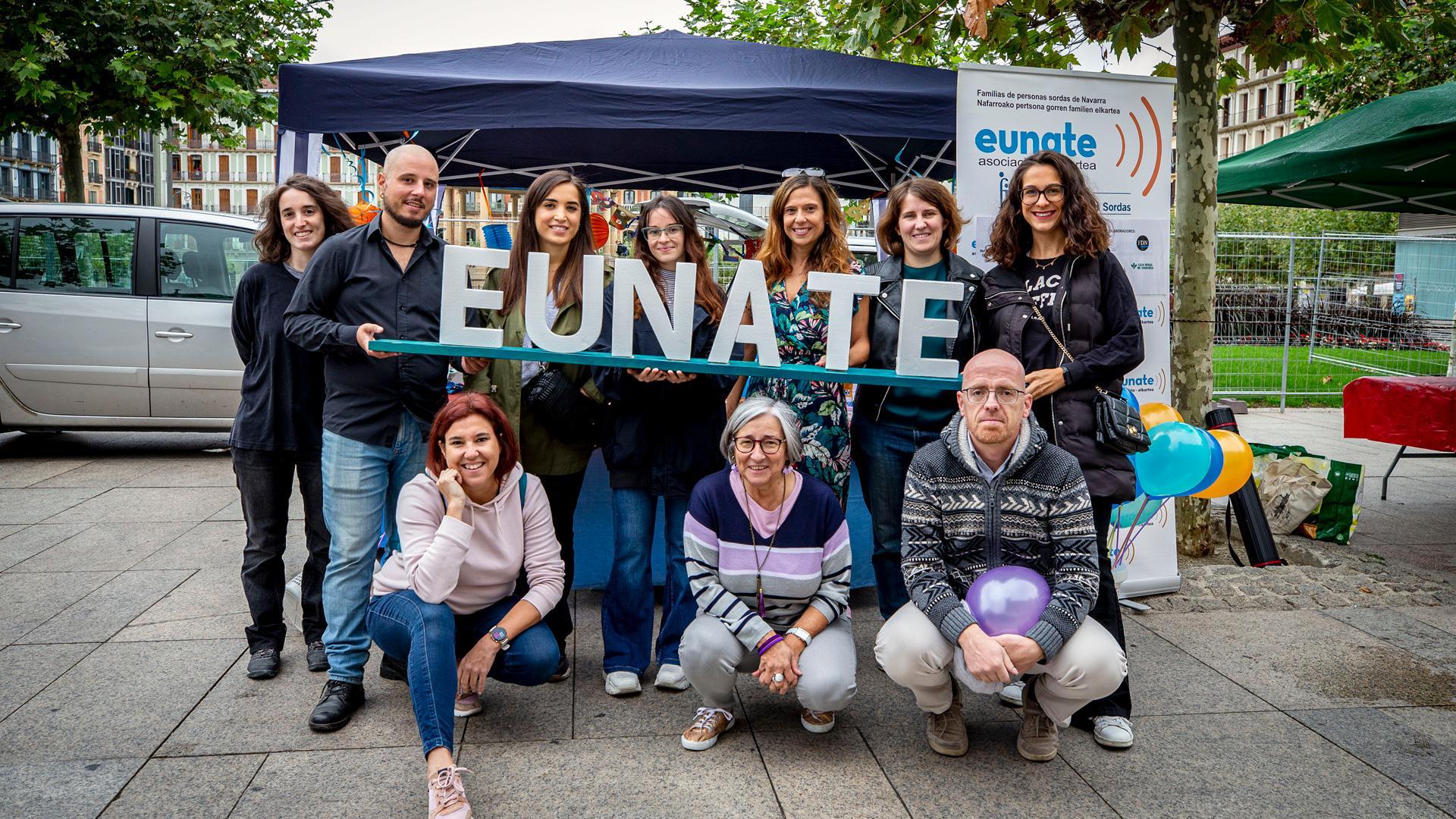 Integrantes de la asociación Eunate, posando ayer