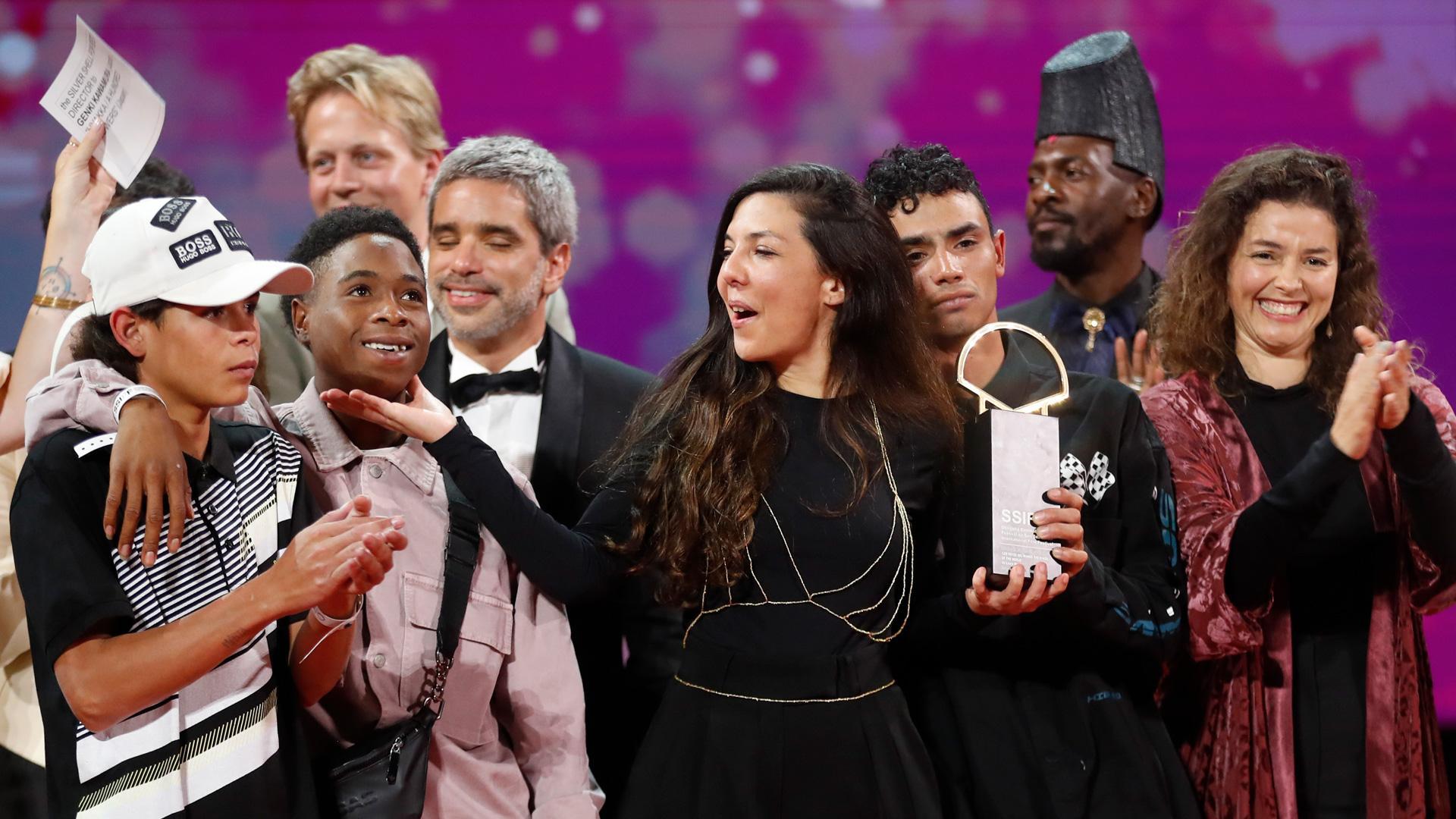 La película "Los reyes del mundo" ha conseguido la Concha de Oro a la Mejor Película, durante la gala de clausura del Festival de San Sebastián celebrada este sábado en la capital donostiarra