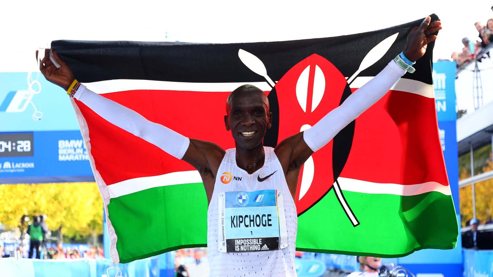 Eliud Kipchoge celebra la consecución del nuevo récord del mundo