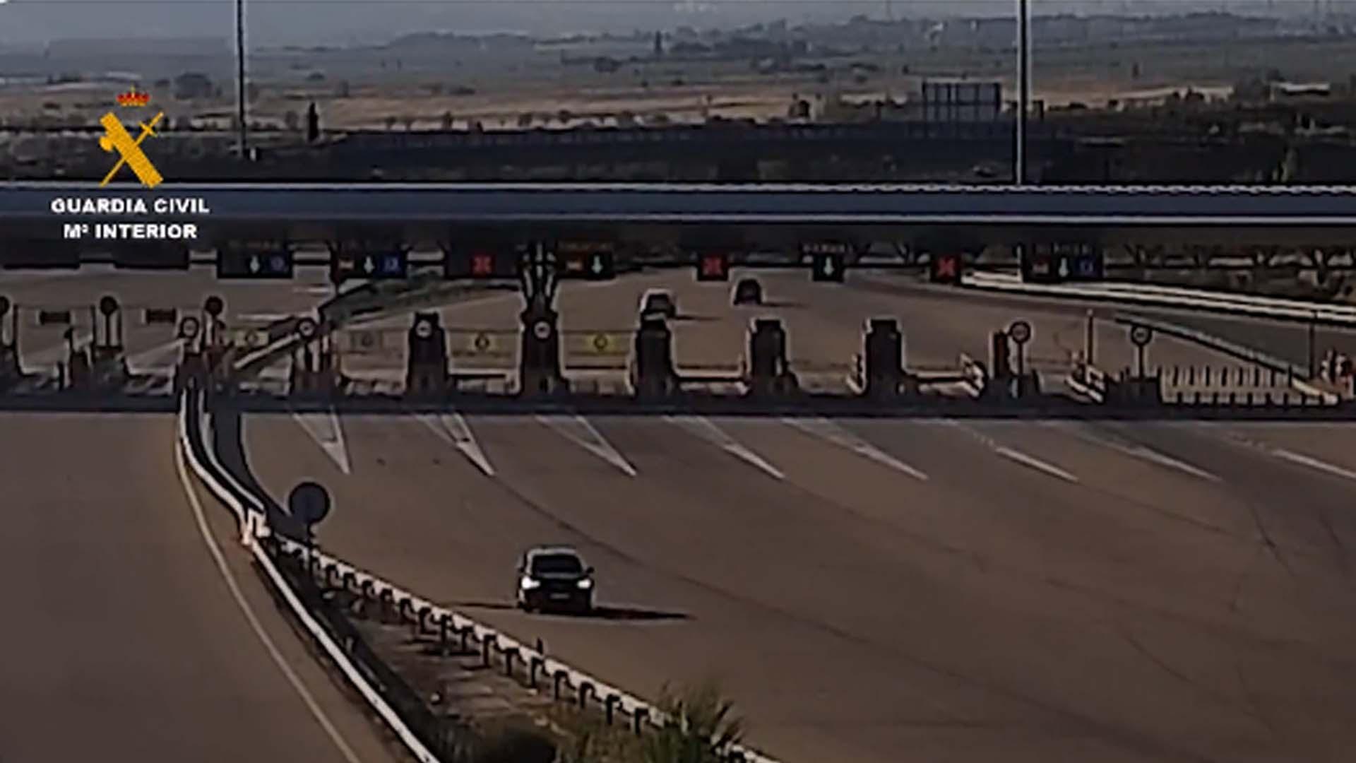 El vehículo, en sentido contrario tras no pasar por el peaje