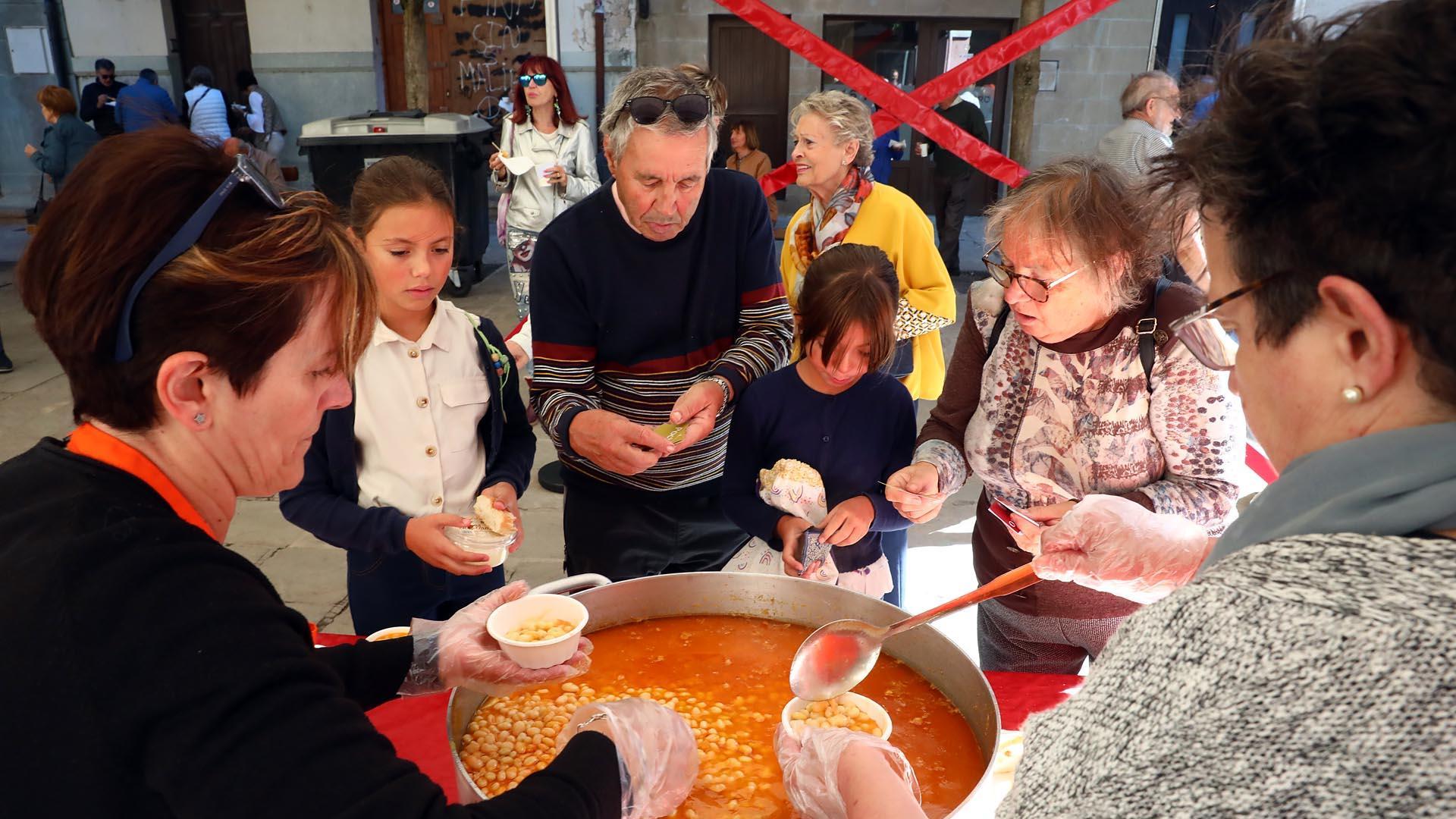 Mercadillo y degustación el Día de la Pocha 2022 en Sangüesa