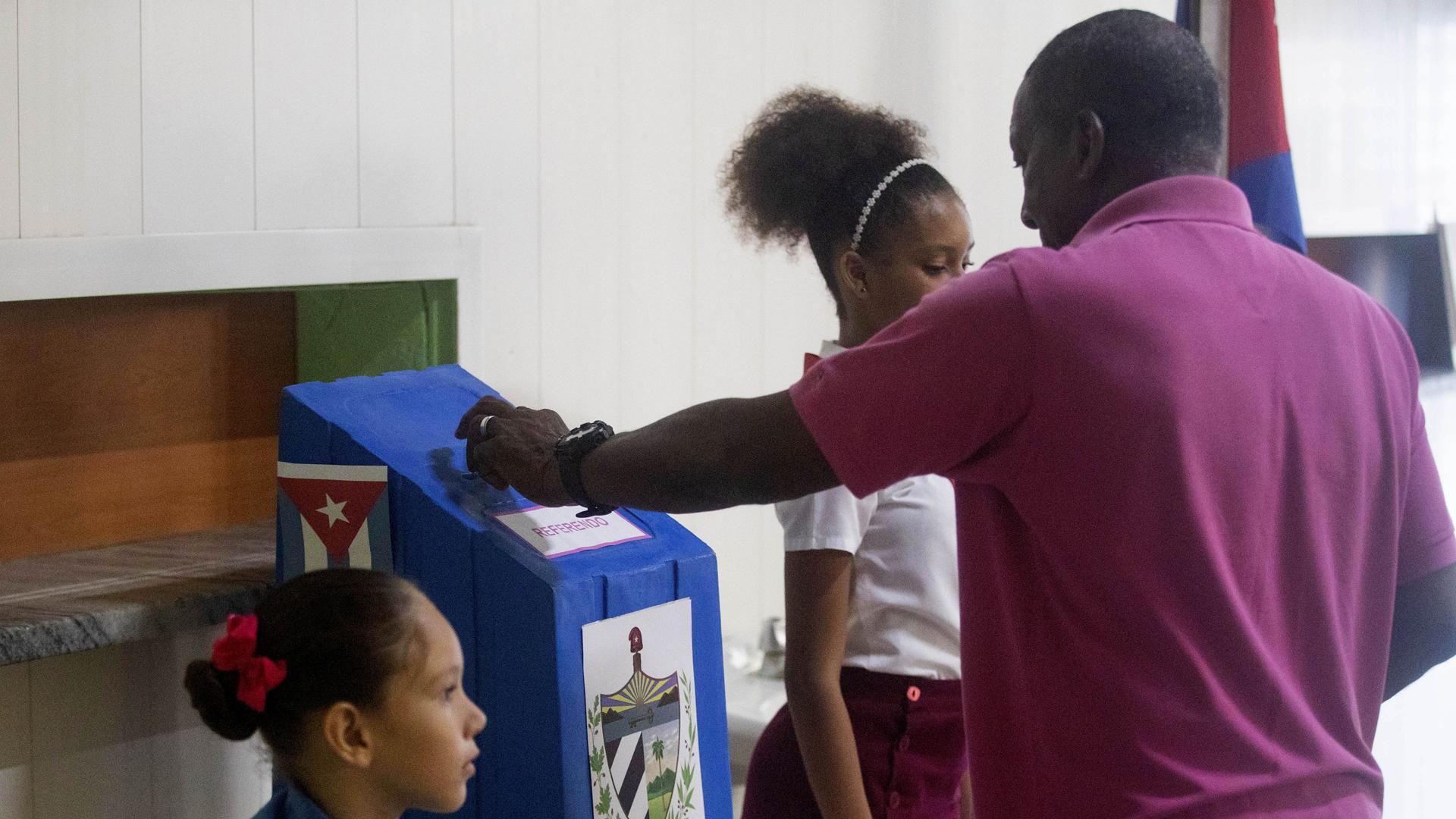 Un hombre ejerce su derecho al voto en el referendo sobre el nuevo código de familia, en La Habana