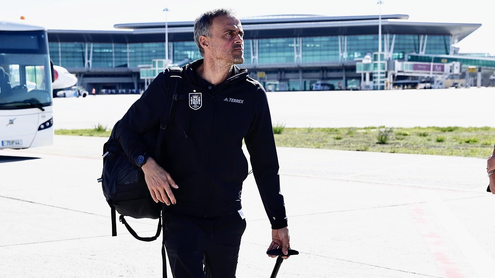 El seleccionador español, Luis Enrique, tras aterrizar en el aeropuerto luso de Braga