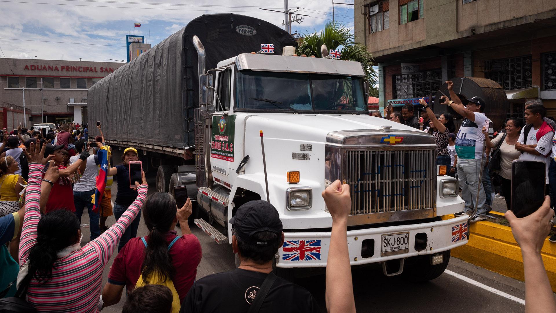 Un camión proveniente de Colombia ingresa a Venezuela tras la reapertura de la frontera