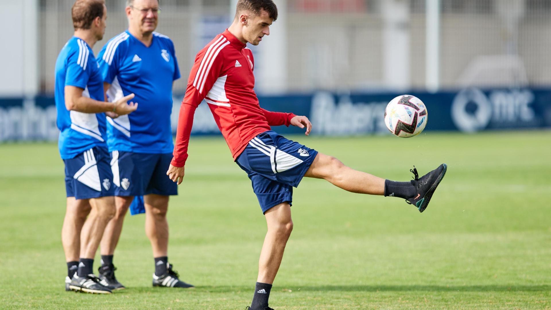 Aimar Oroz toca balón en el entrenamiento del pasado viernes, el último del equipo. Al fondo, Jagoba Arrasate y el doctor Andrés Fernández.