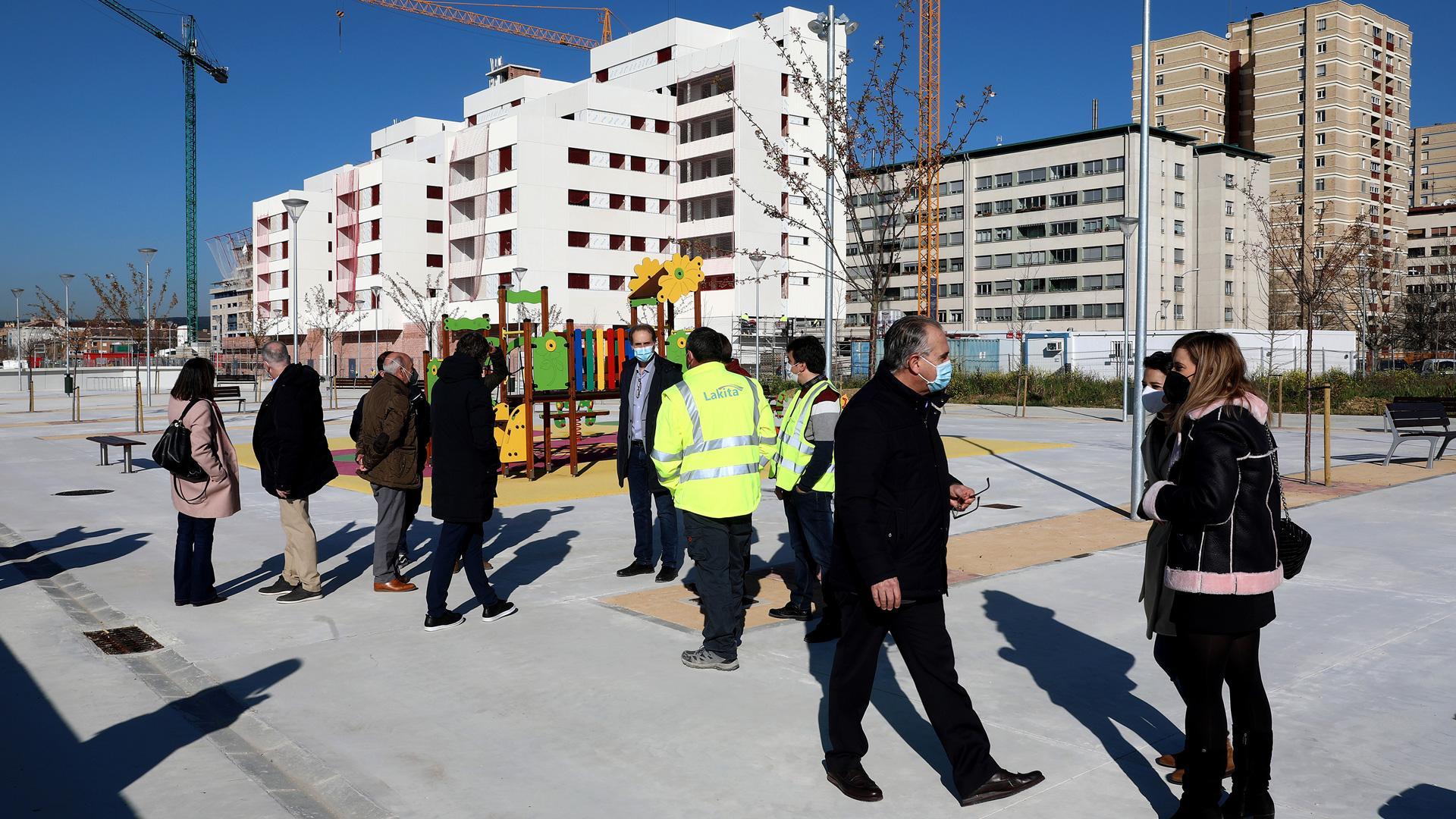 Visita en marzo de 2021 a las obras de urbanización llevadas a cabo junto a los pisos