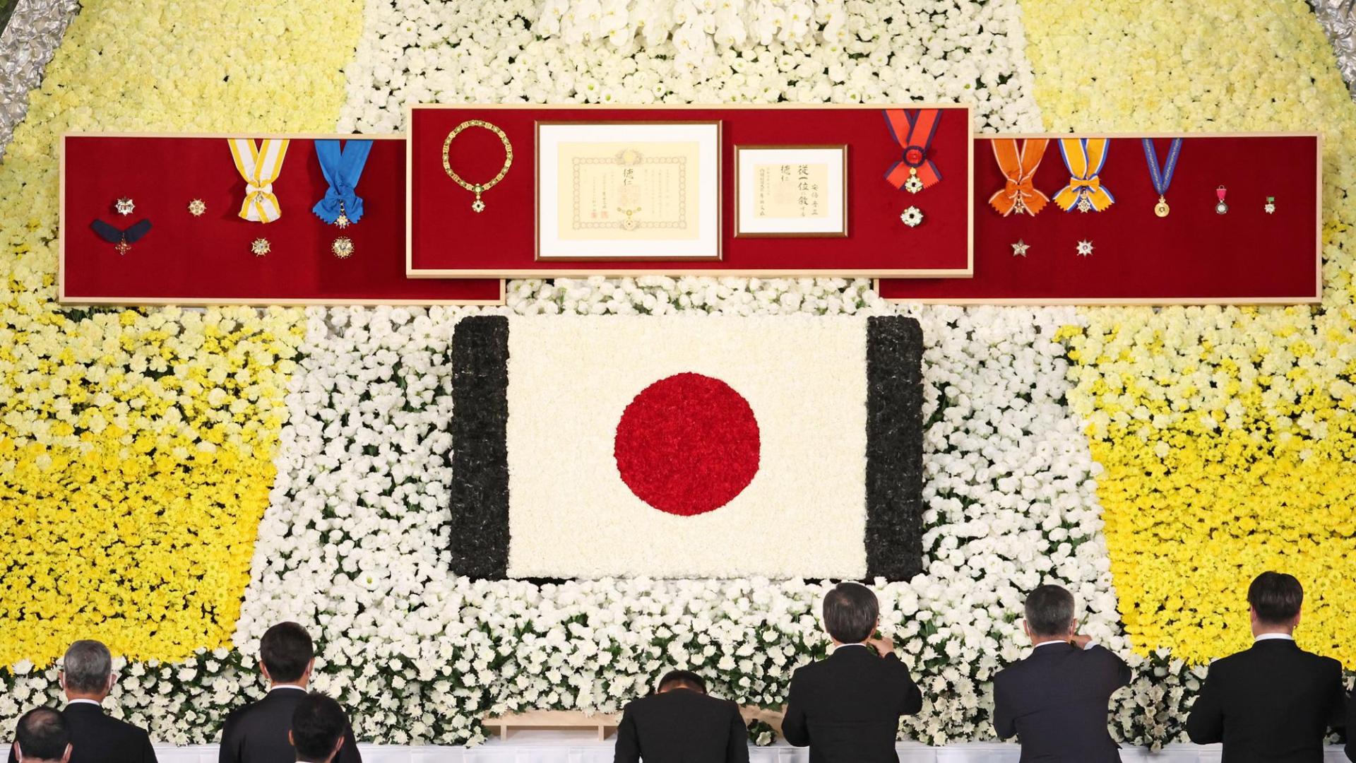 Mandatarios, ante una de las ofrendas florales durante el funeral de estado de Shinzo Abe