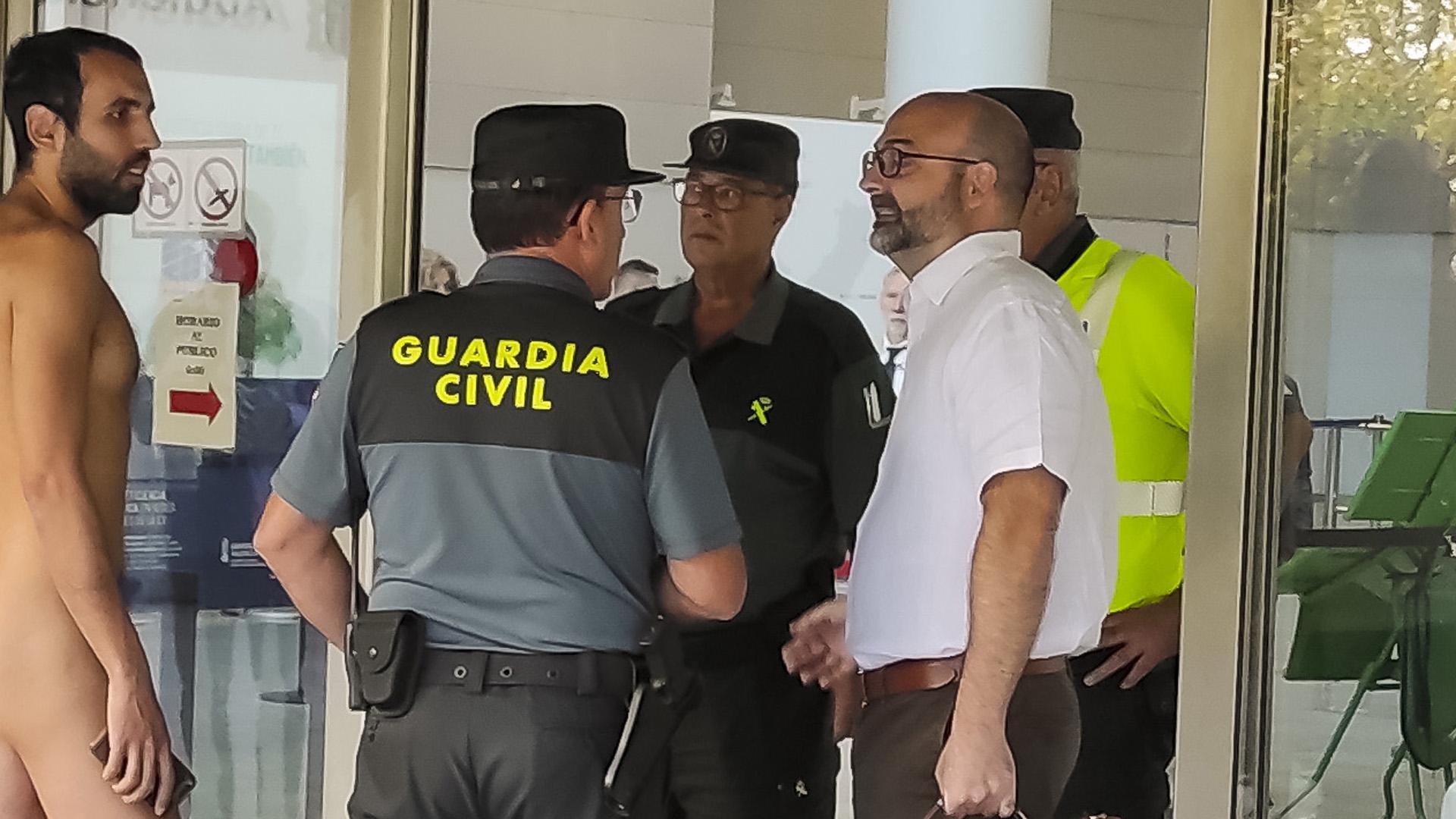 Un hombre ha tratado sin éxito este martes de acceder completamente desnudo a los juzgados de Valencia para asistir a un juicio por exhibicionismo en la vía de lo Contencioso-Administrativo