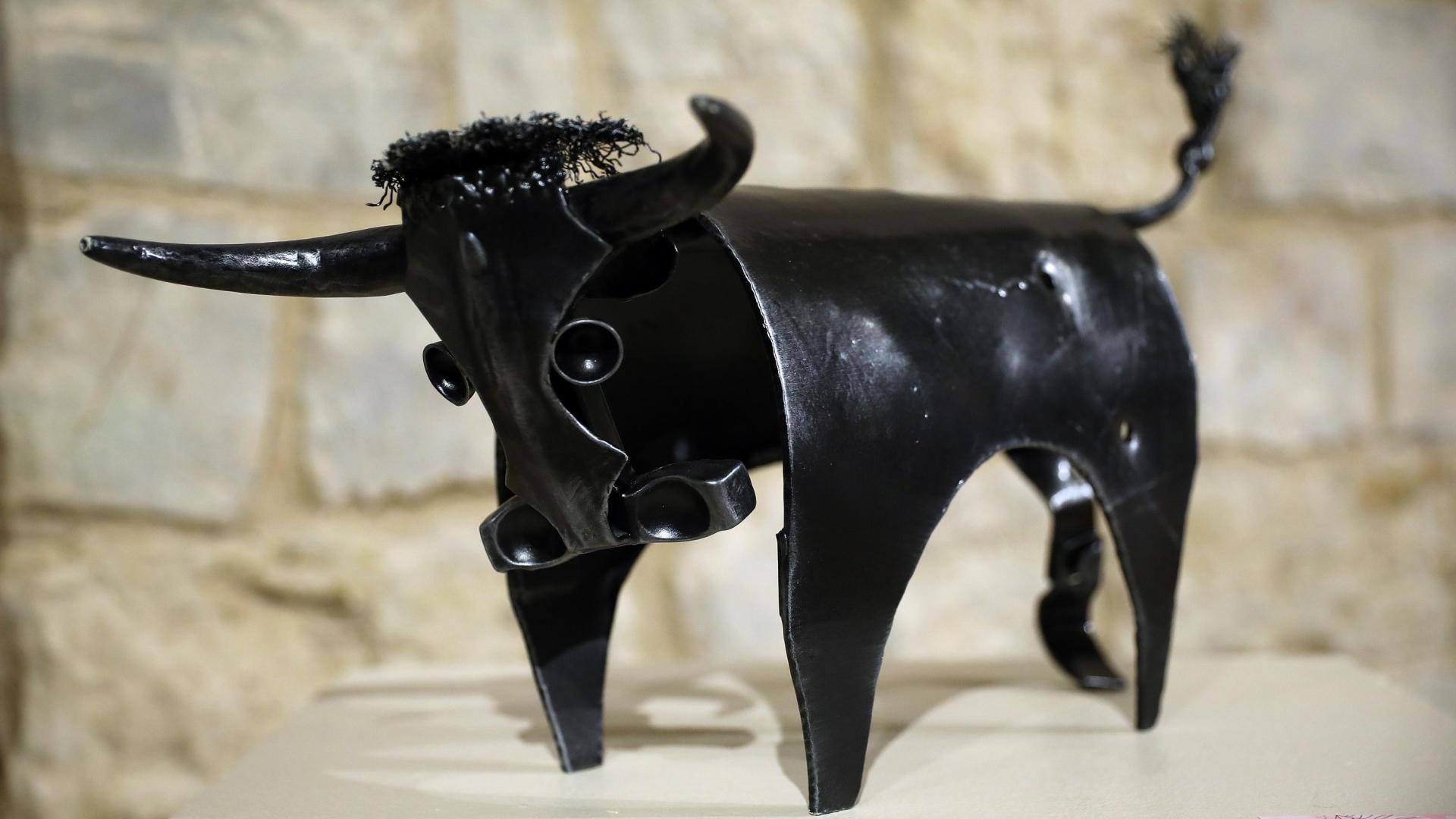 Escultura de un toro realizada con restos de un carro de combate