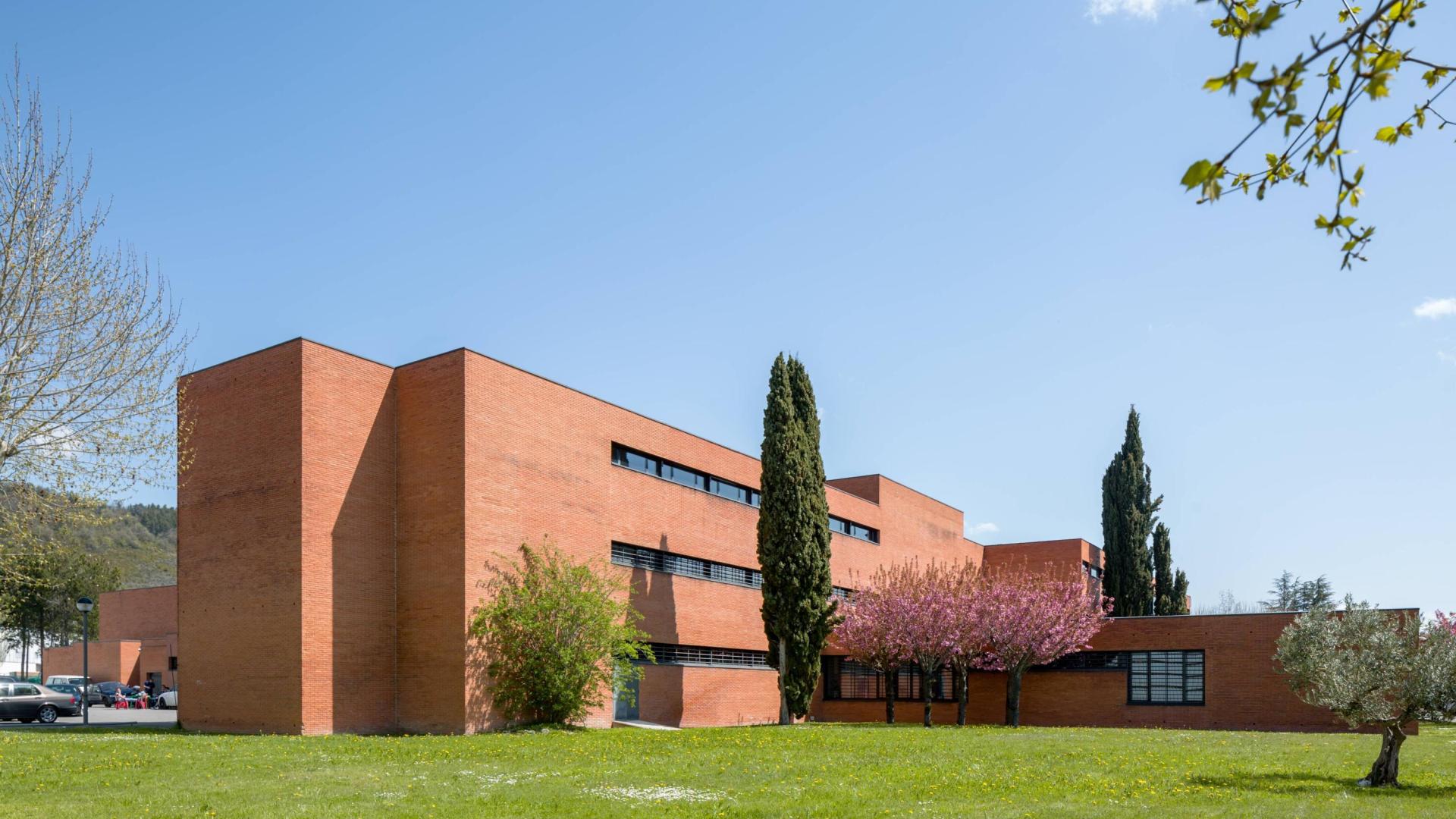 En la entrada del Centro Iturrondo en Burlada se descubrirá una placa del Docomomo Ibérico.