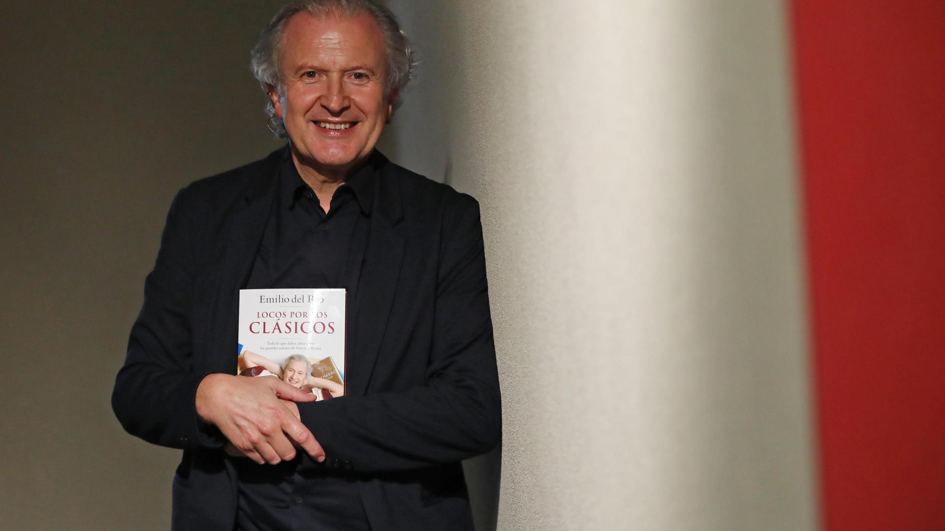 El escritor Emilio del Río posa con su tercer y último libro de divulgación de la cultura clásica, ‘Locos por los clásicos’.