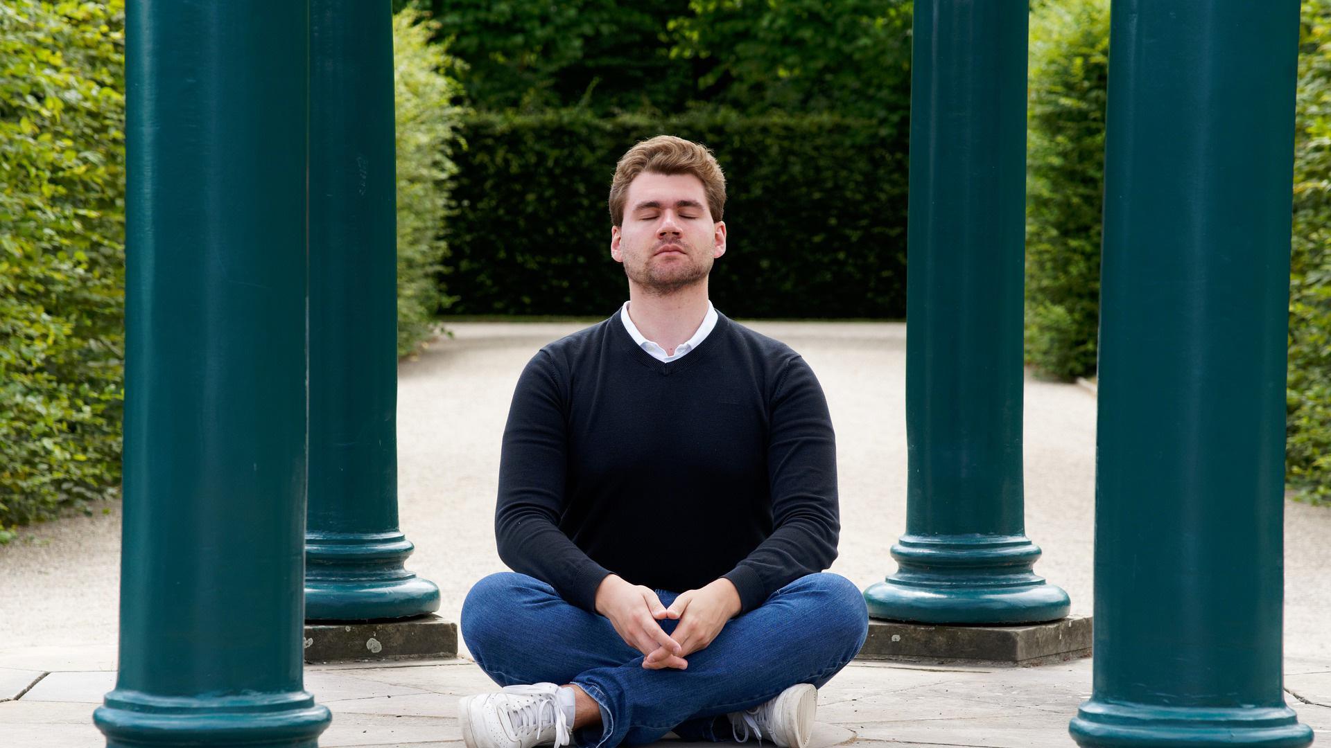 Un hombre, haciendo meditación