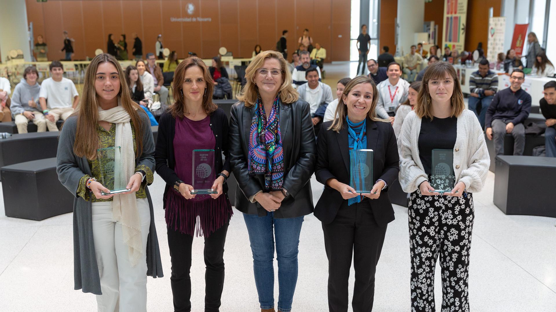 María Padilla, estudiante de Arquitectura; Hildegart  González, profesora de la Facultad de Enfermería; Rosalía Baena, vicerrectora de Estudiantes;  Isabel Iribarren, directora del Servicio de Bibliotecas; e Izaro Díaz, subdelegada de la Facultad de Filosofía y Letras