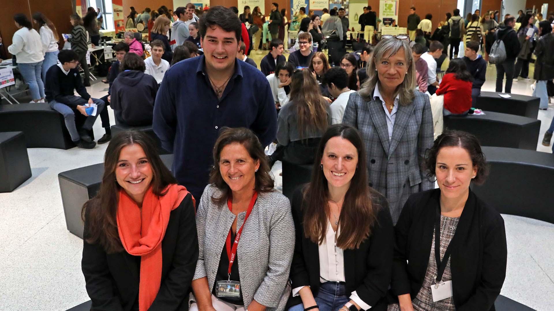 De izda a dcha (de pie): Diego García (responsable voluntariado CM Belagua) y Begoña Rubio (directora proyectos Aspace). Sentadas: Carolina Moncada (voluntaria en Guatemala), María Orbe (Tantaka Inclusión), Beatriz Ventura (técnica empleo Cocemfe) y Cristina Sola (voluntaria CUN y Uganda)