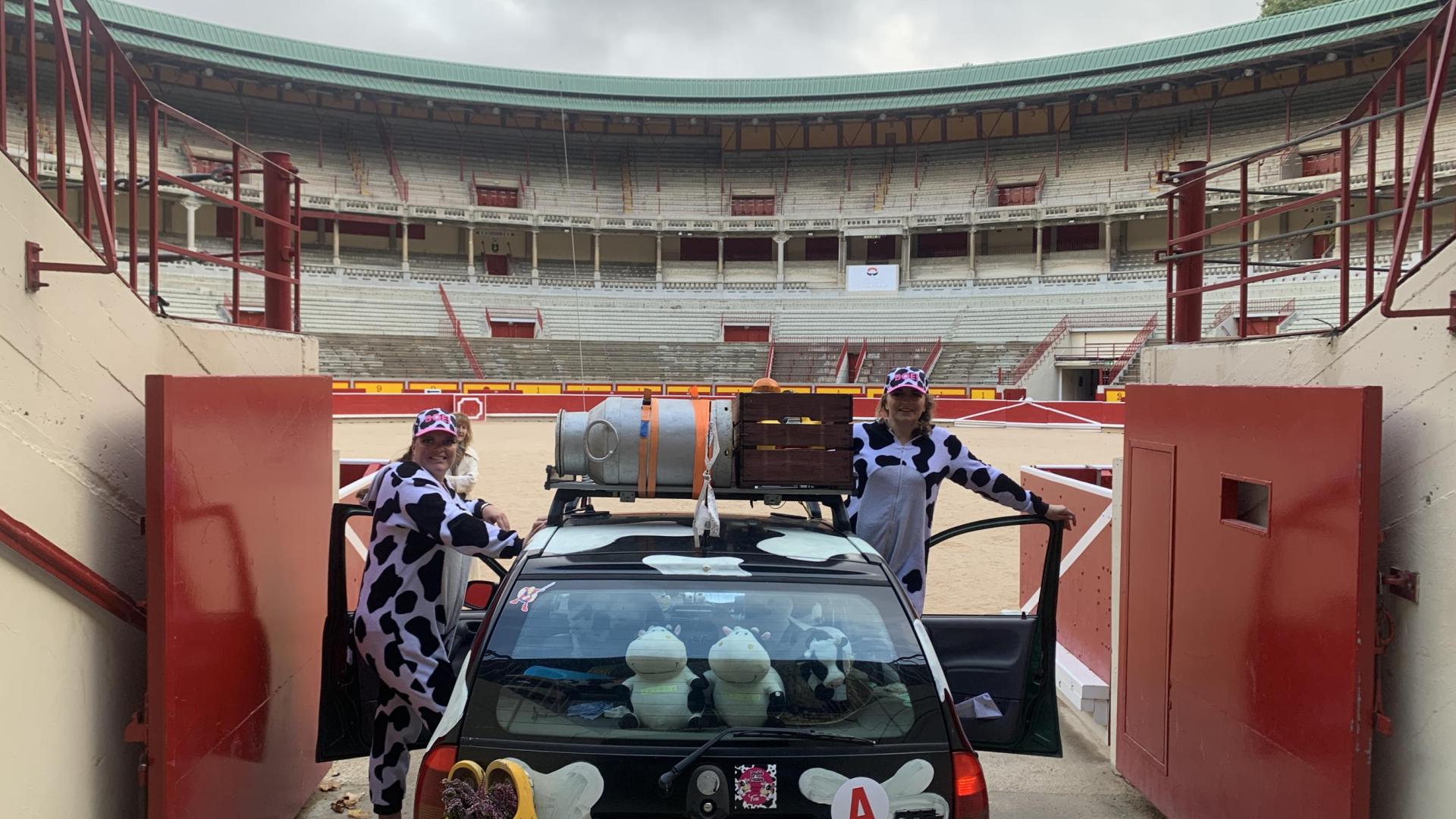 Irene Kikkert y Jolette Bennink, felices tras lograr su reto de entrar en la Plaza de Toros de Pamplona