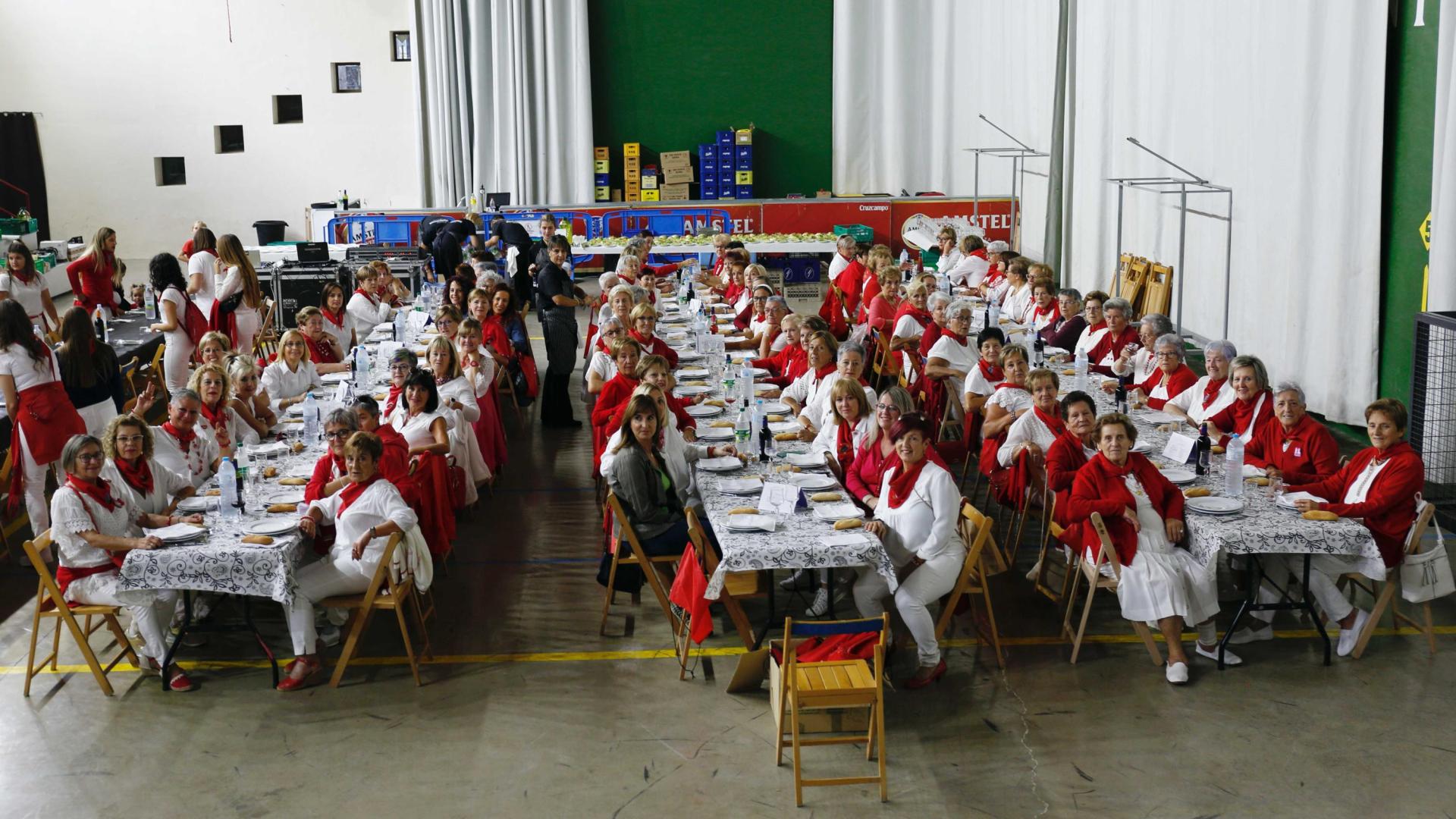 Las asistentes a la comida celebrada en el frontón municipal de Cortes, juntas antes de iniciar el ágape de hermandad.