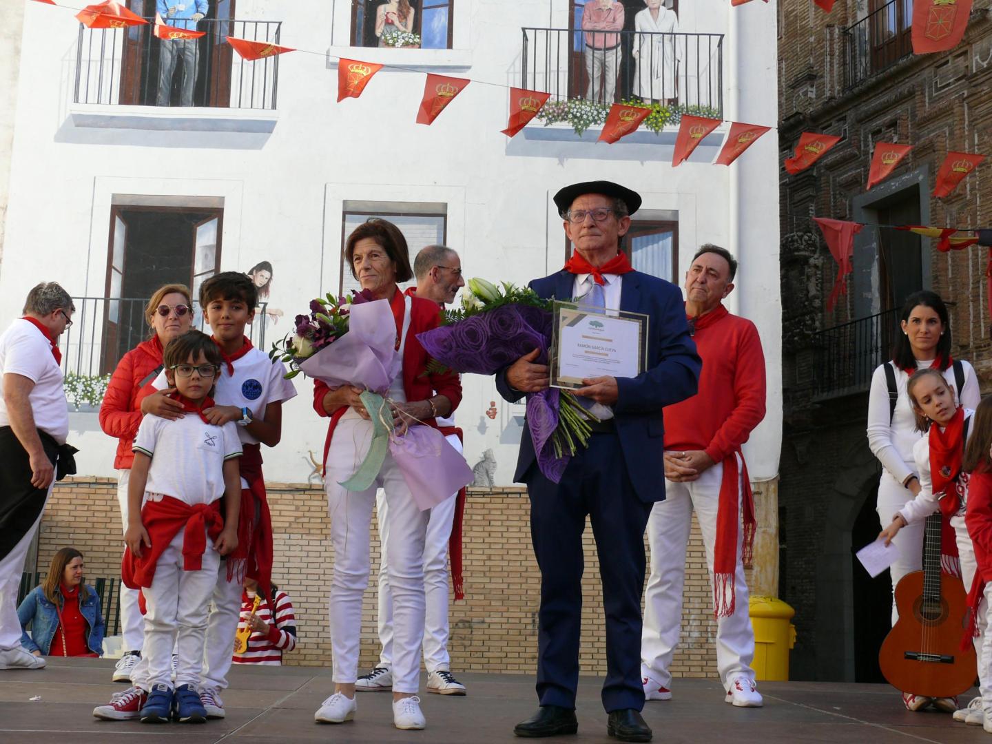 Ramón García Cueva, Corellano Popular de 2022, junto a sus familiares tras recibir el homenaje.