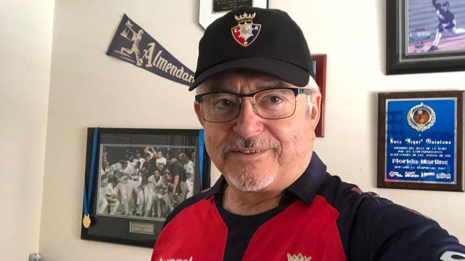 El periodista cubano Yiky Quintana, con la camiseta y la gorra de Osasuna