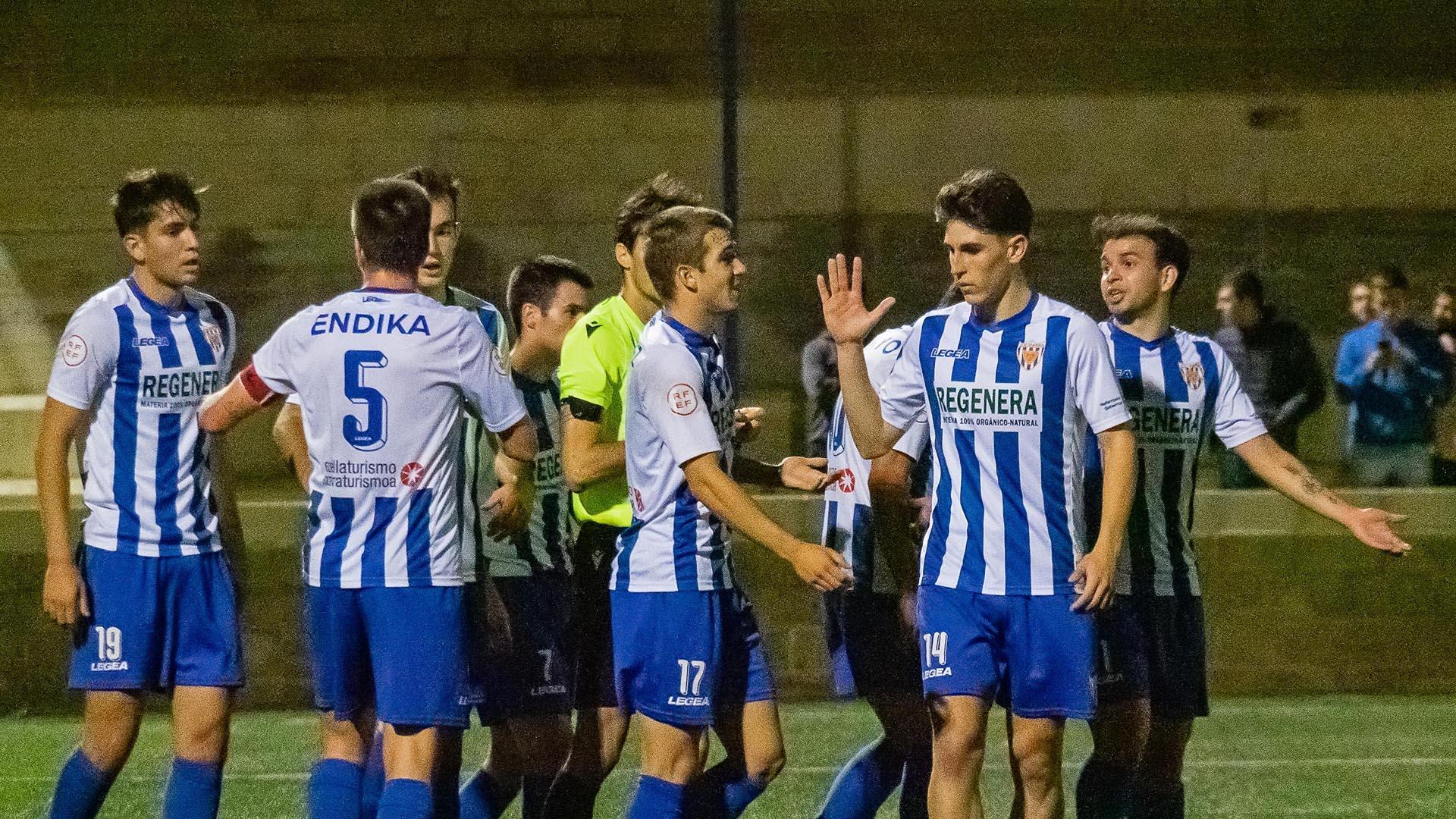 Los jugadores del Izarra se felicitan tras lograr marcar uno de los dos goles que les dio la victoria