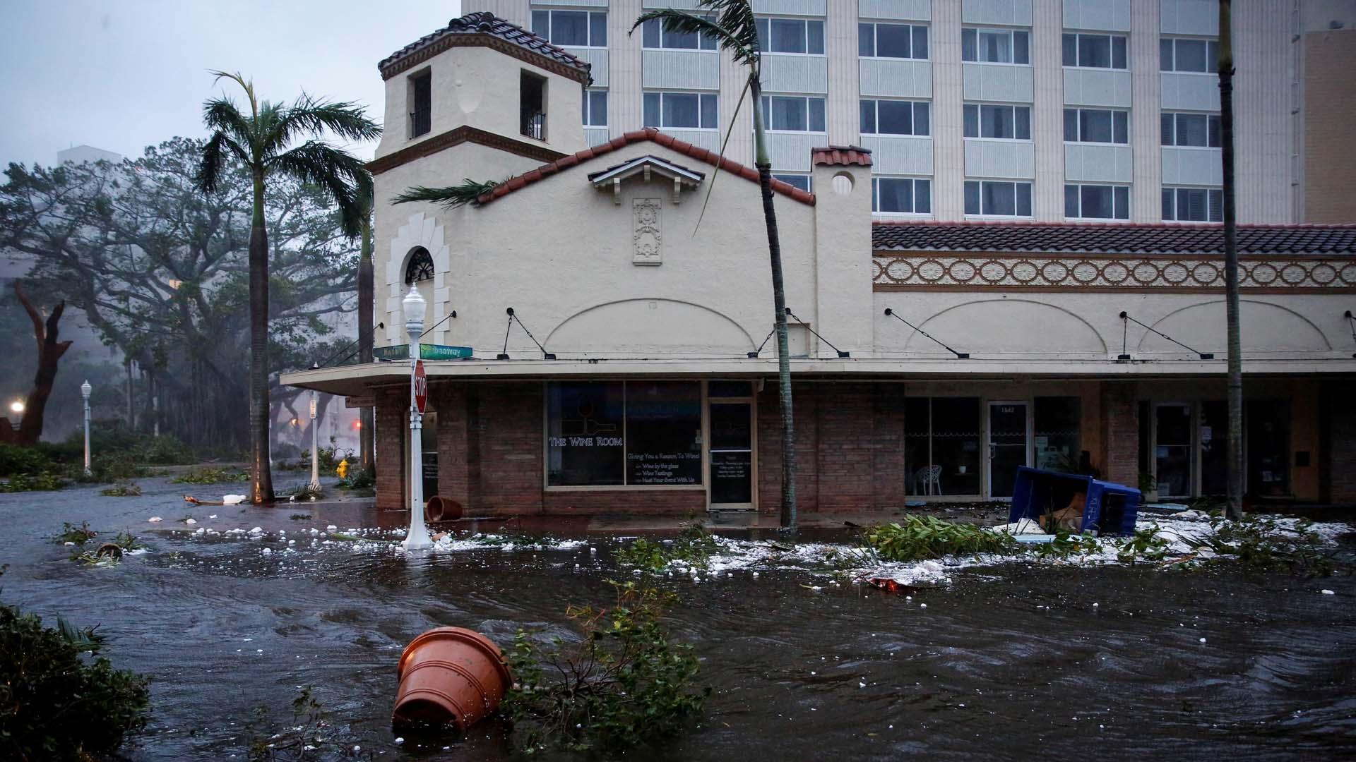 Calles anegadas en Florida por las consecuencias del huracán Ian