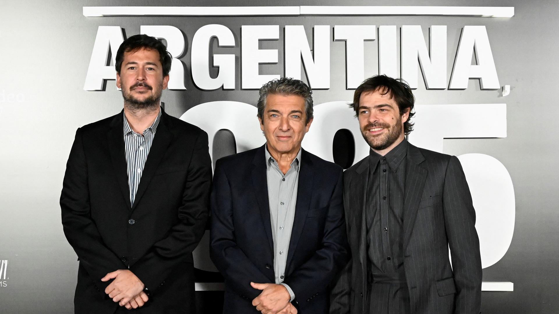 El director Santiago Mitre y los actores Ricardo Darín y Peter Lanzani en el estreno de la película 'Argentina, 1985'