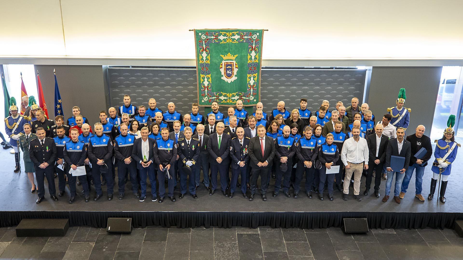 Fotos del acto de la Policía Municipal de Pamplona en honor a su patrón San Miguel. /