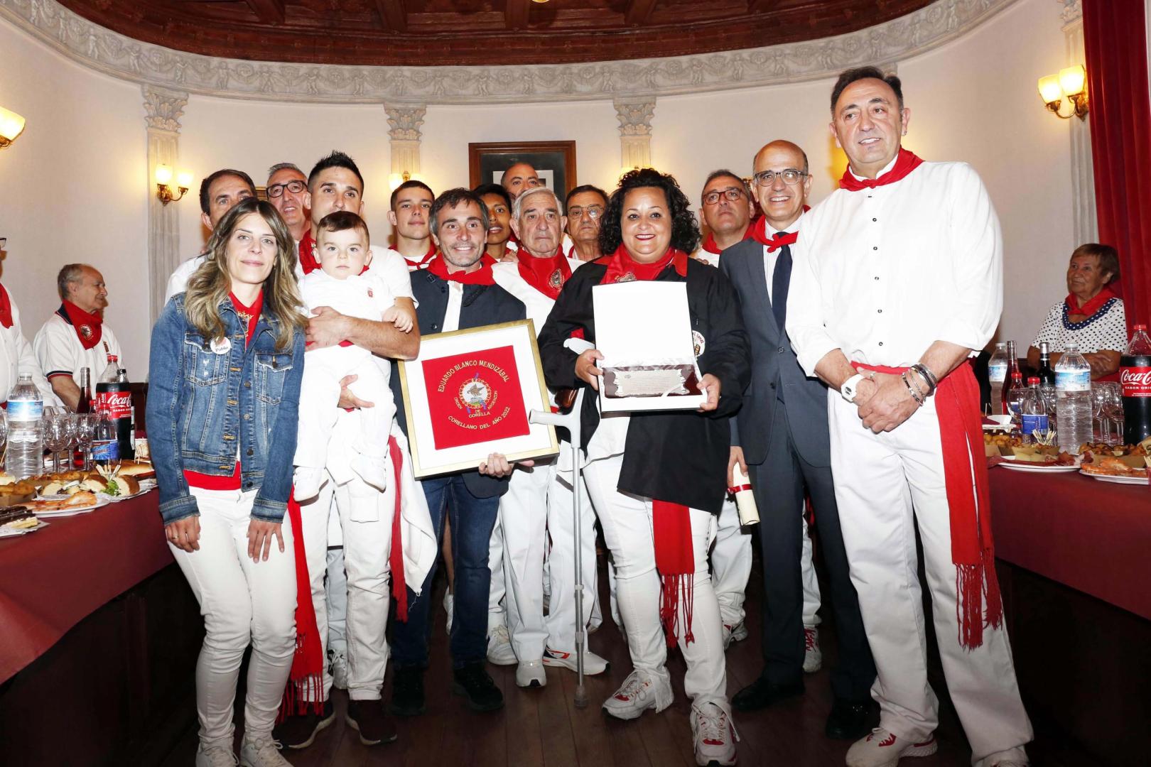 Los homenajeados en el centro, tras la ceremonia de entrega de reconocimientos.