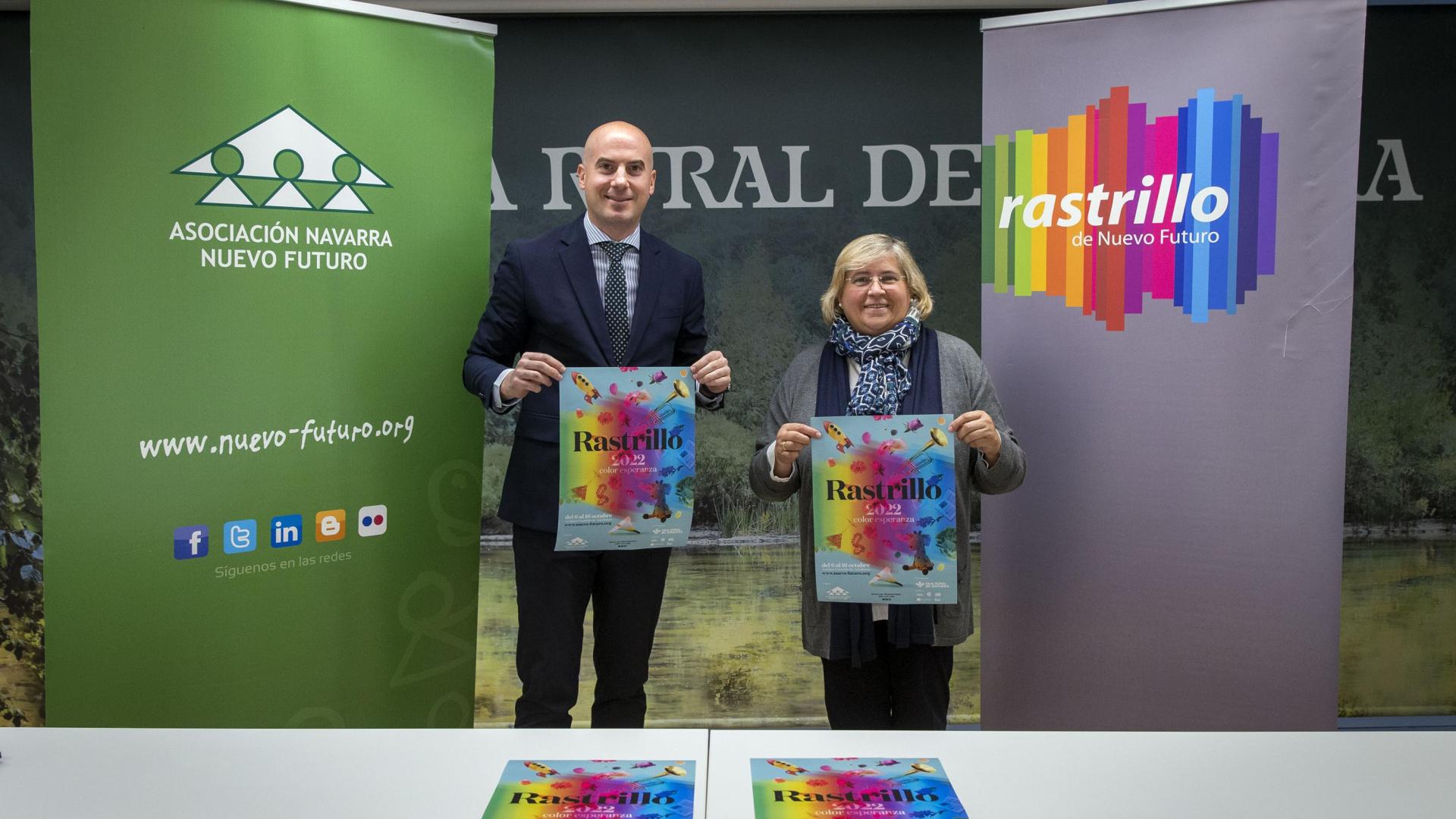Javier Martínez, de Caja Rural, y Elena Vizcay, directora de Nuevo Futuro en Navarra.