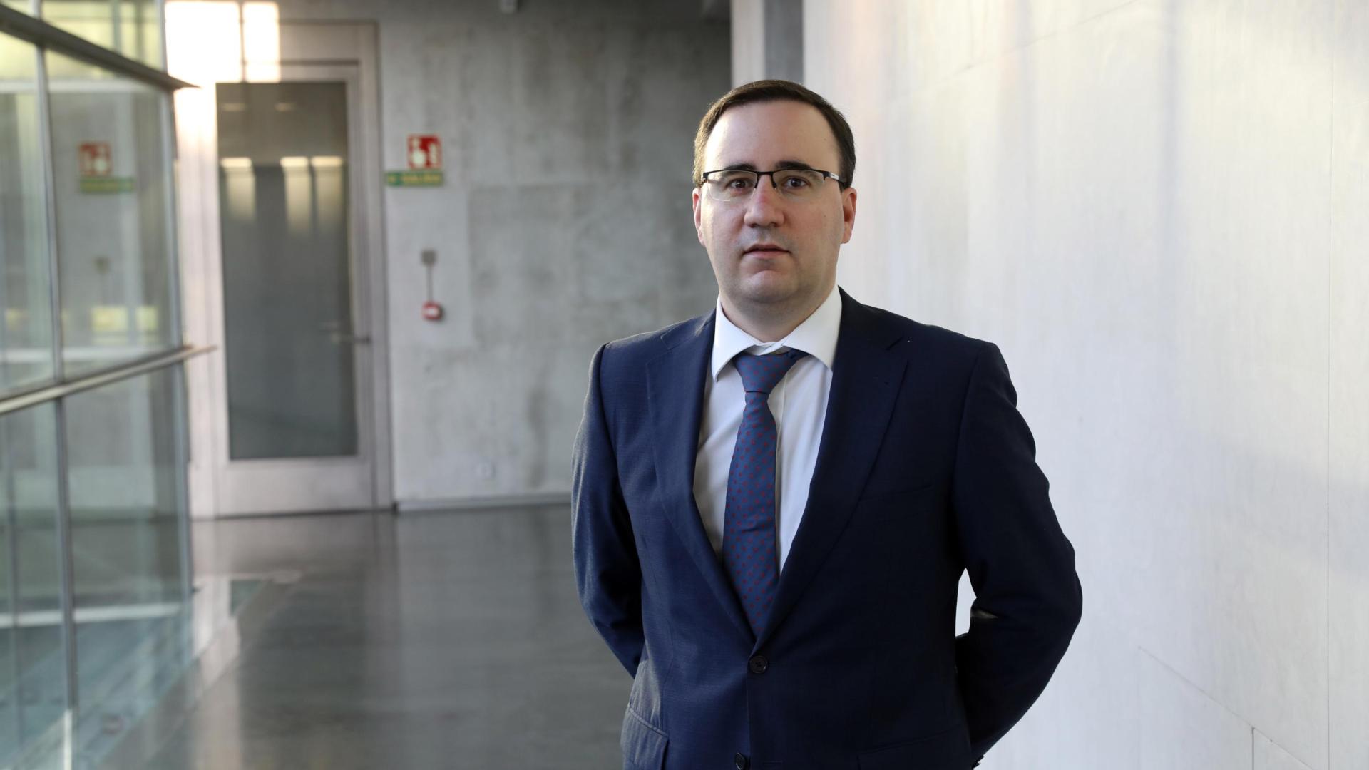A:    EDUARDO BUXENS
F:    10  NOVIEMBRE 2021
L:     PAMPLONA , PARLAMENTO DE NAVARRA
T:  el secretario general de ANET, Ignacio Orradre en el Parlamento de Navarra