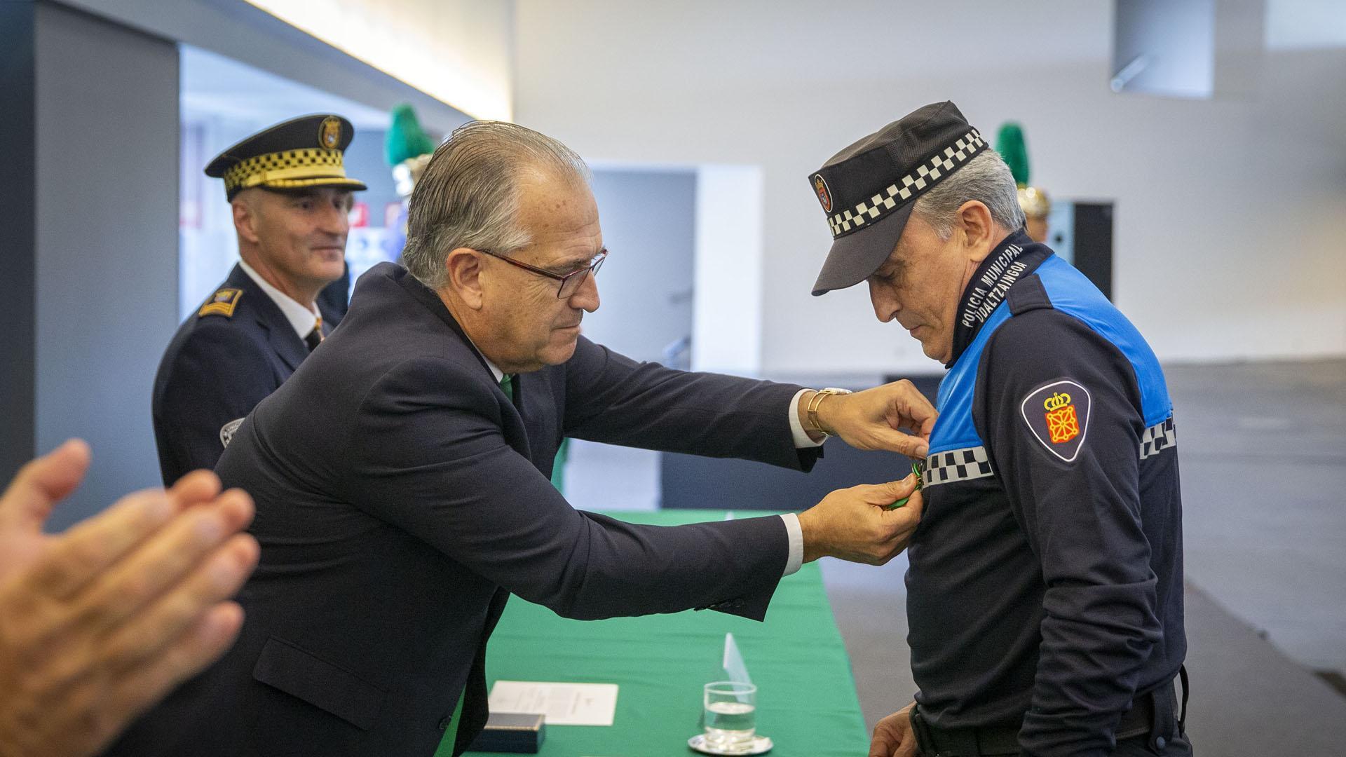 Enrique Maya entrega una distinción a uno de los agentes