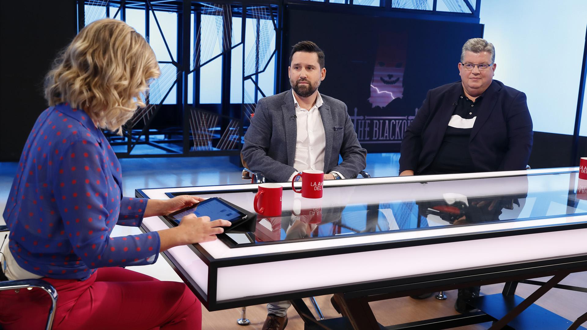 Mikel Navarro, en el centro, junto a la presentadora del programa, Mara Peterssen, y el invitado Raúl Ortega