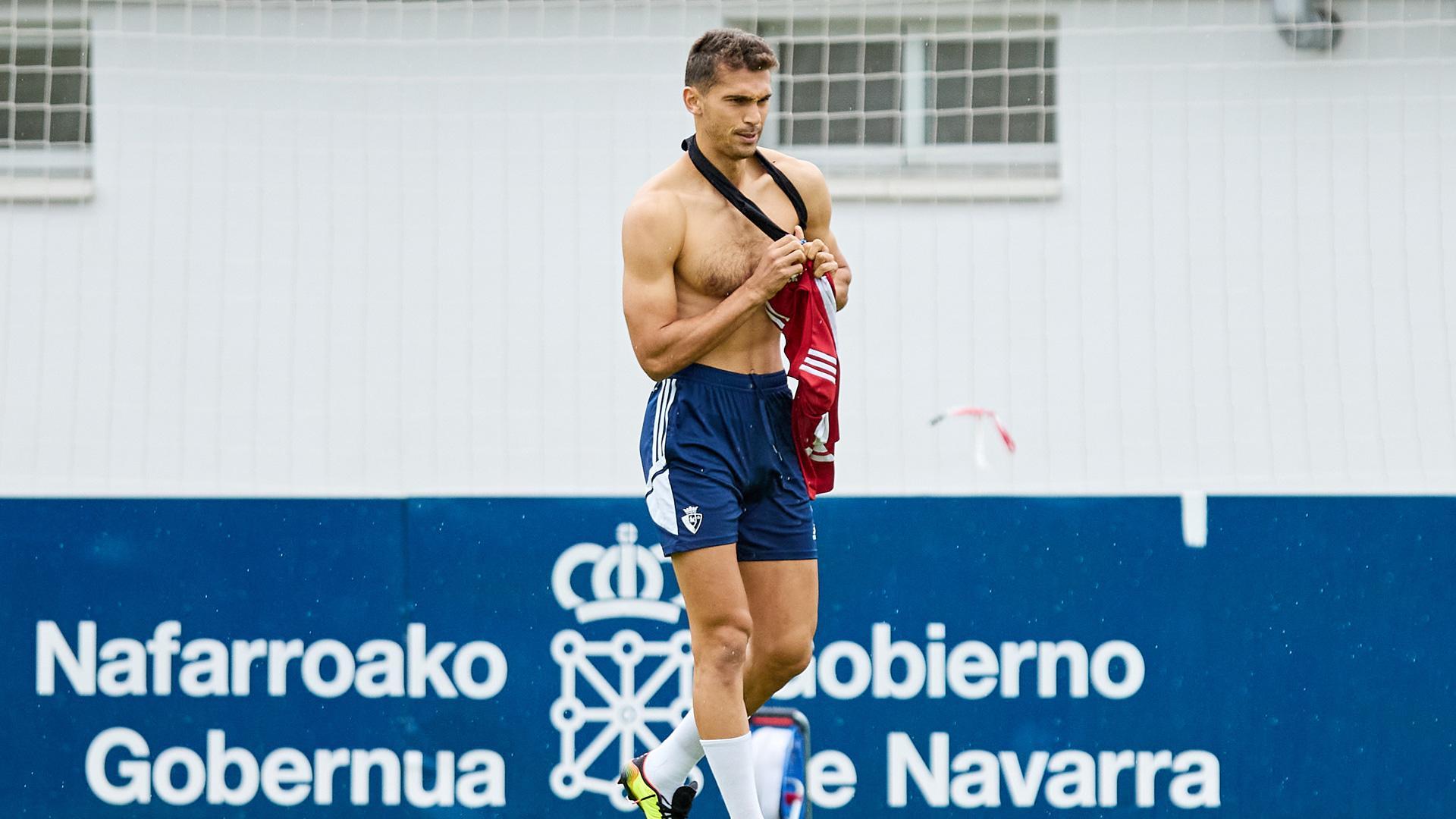 Lucas Torró, ayer, antes de colocarse la camiseta al salir al campo de entrenamiento
