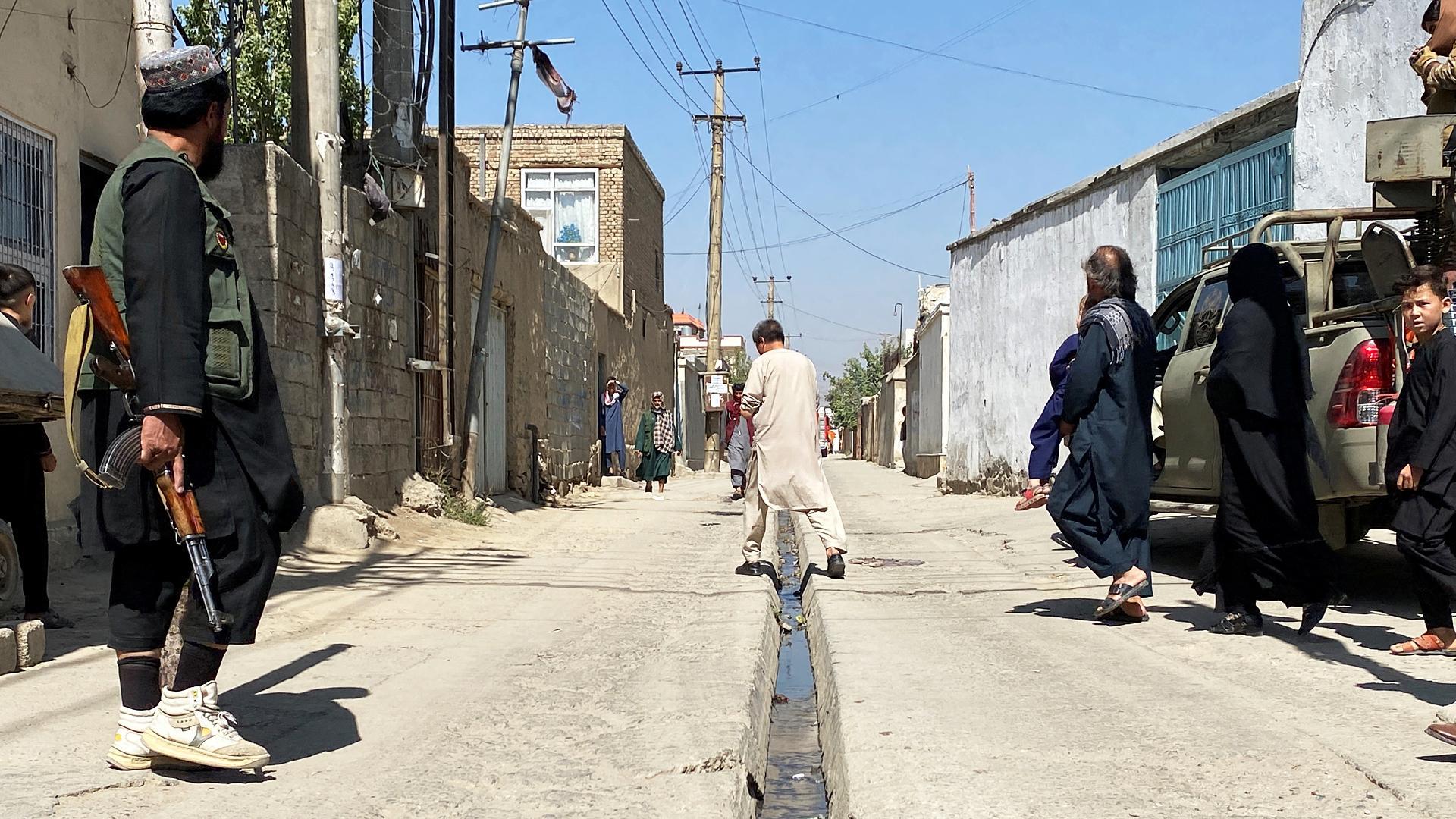 Presecnia de hombres armados tras el ataque en el barrio de Kabul