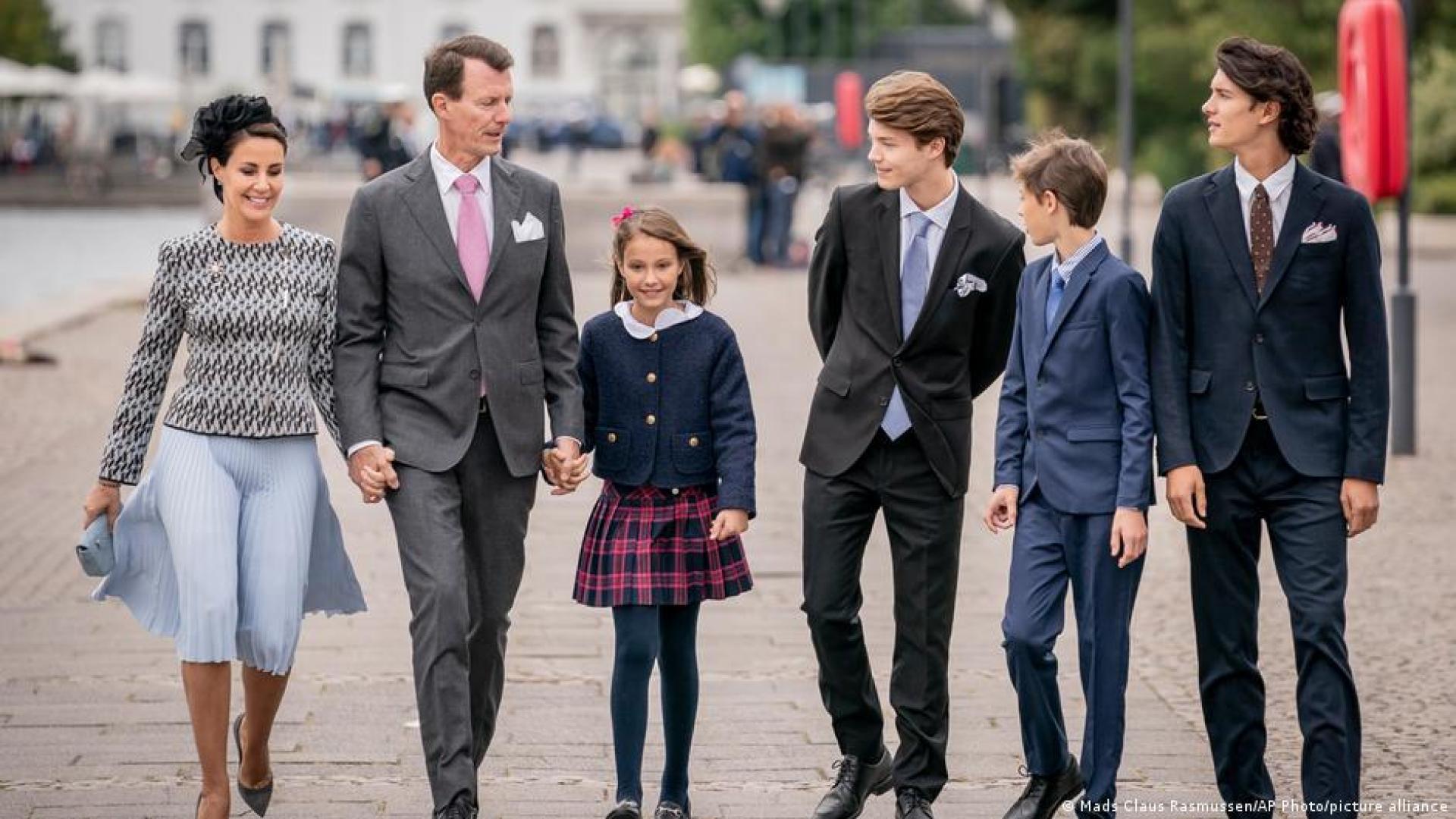La princesa Marie, de izquierda a derecha, el príncipe Joaquín de Dinamarca, la princesa Atenea, el príncipe Félix, el príncipe Henrik y el príncipe Nikolai