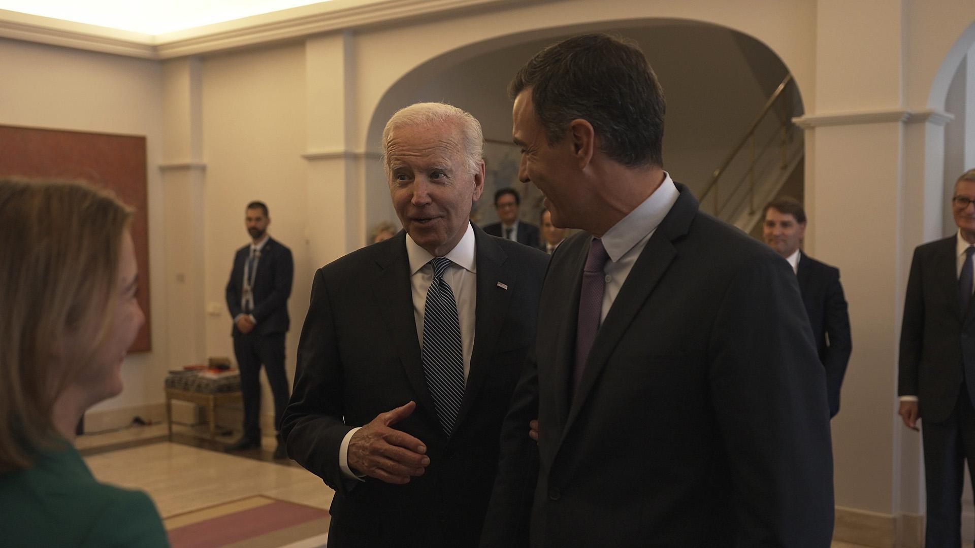 El presidente del Gobierno, Pedro Sánchez junto a su homólogo estadounidense, Joe Biden, durante la Cumbre de la OTAN celebrada en Madrid en junio, en una imagen del documental sobre el presidente del Gobierno