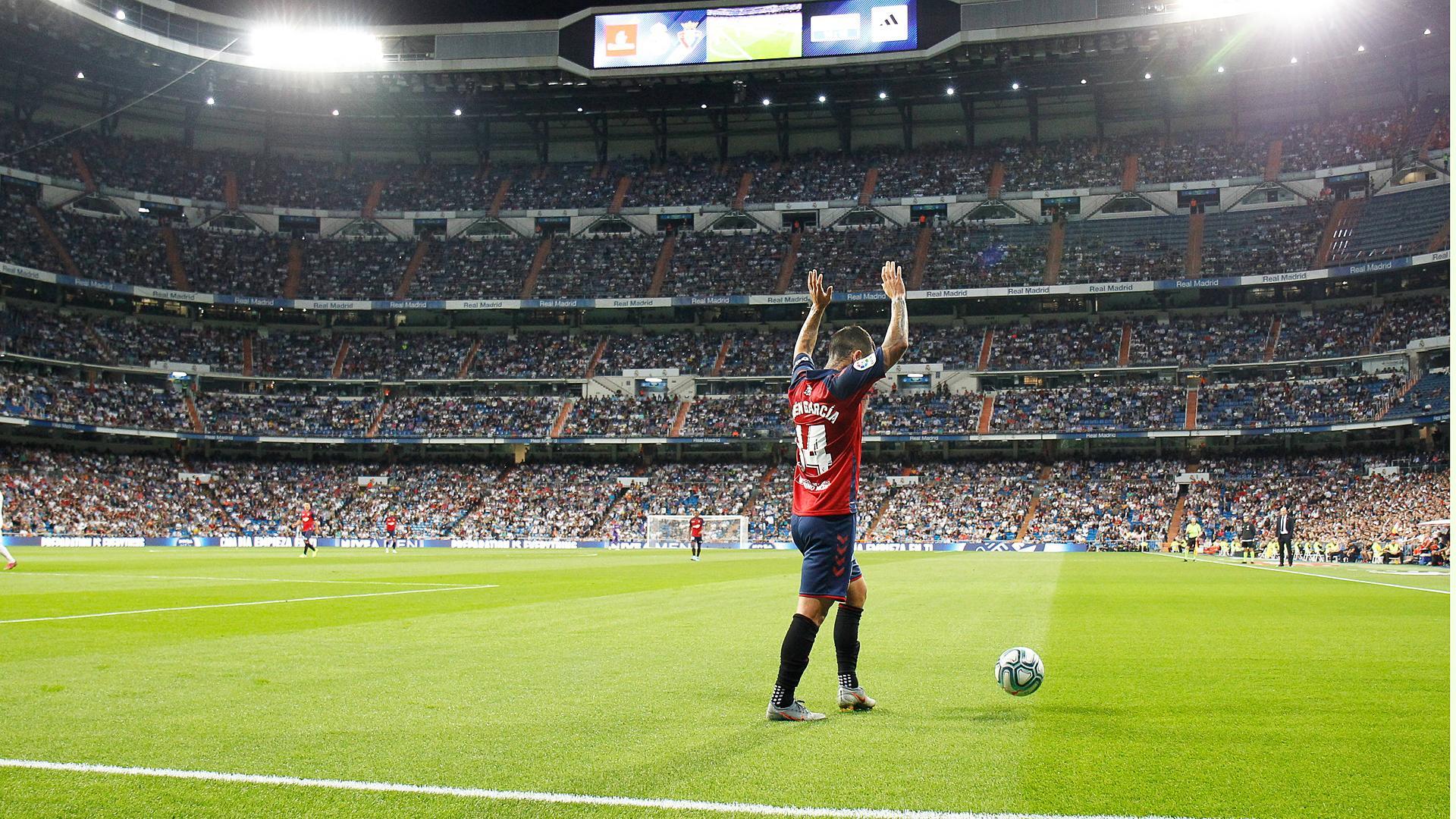 Ruben Garcia conduce el balón antes de sacar un córner en el Santiago Bernabéu en una visita anterior de Osasuna