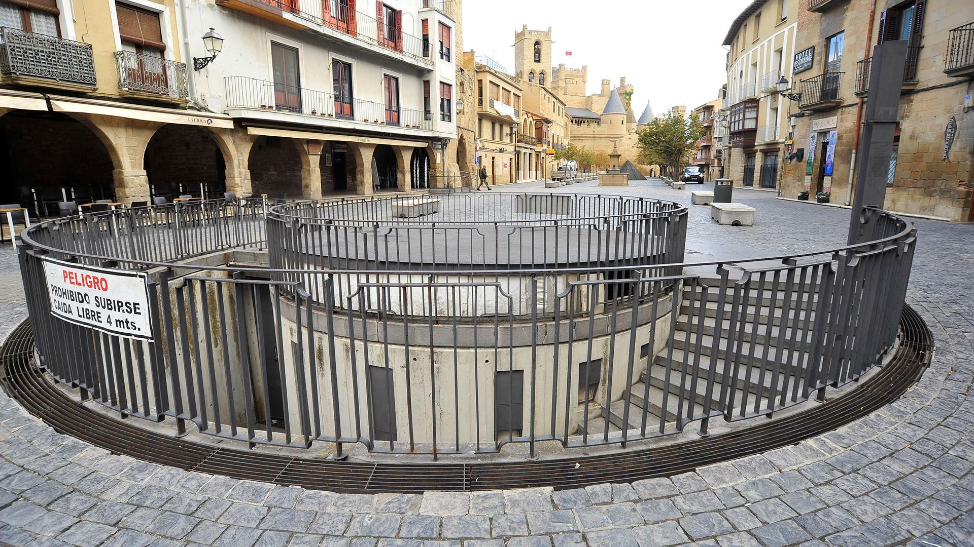 Entrada de acceso a las galerías medievales, ahora cerradas, con el Palacio Real al fondo