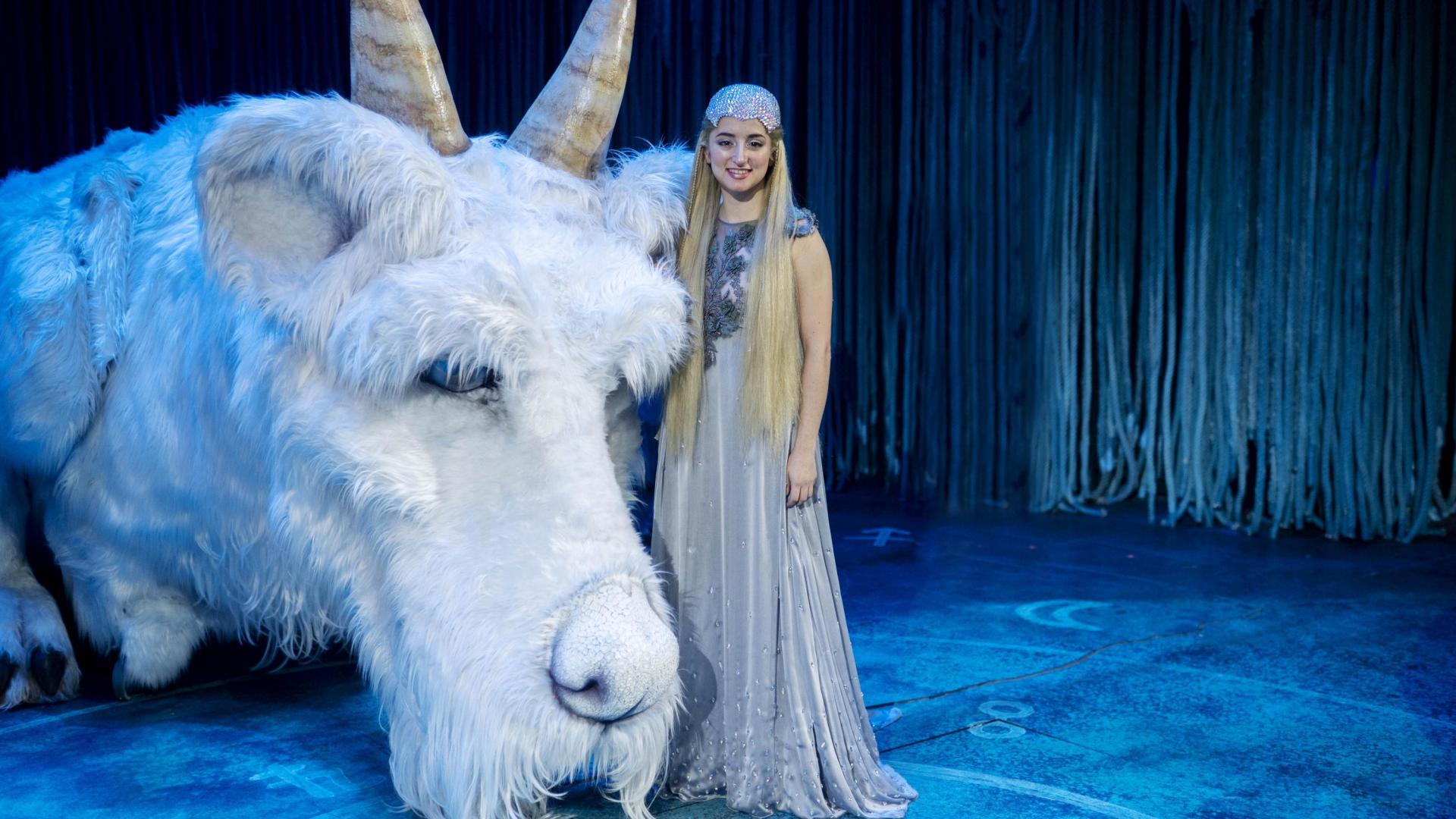 Alba Cuartero, caracterizada como Emperatriz Infantil, posando en el escenario del Teatro Calderón de Madrid junto a Fújur, el dragón volador.