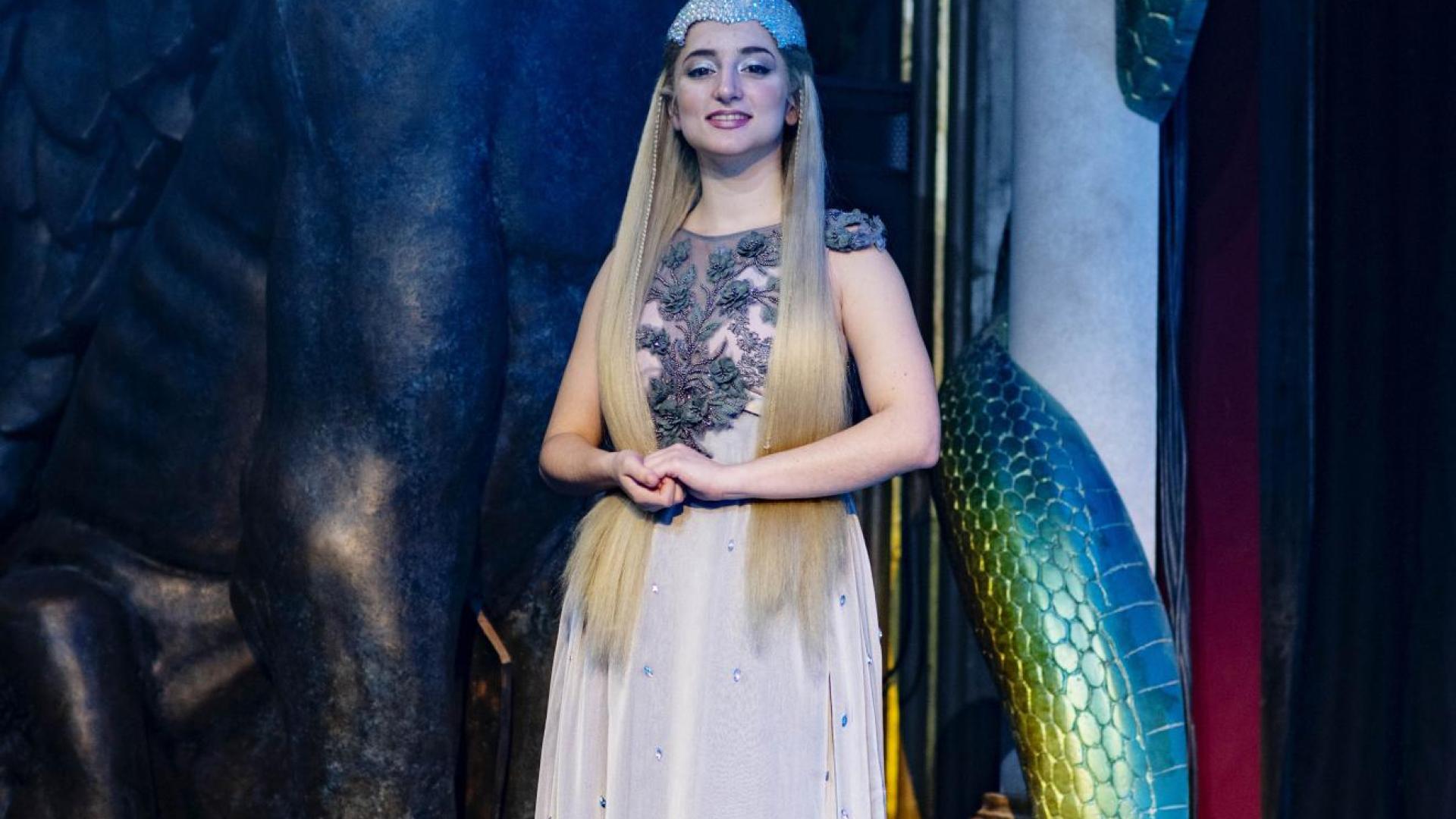 Alba Cuartero, posando junto a uno de los decorados del musical 'La historia interminable'