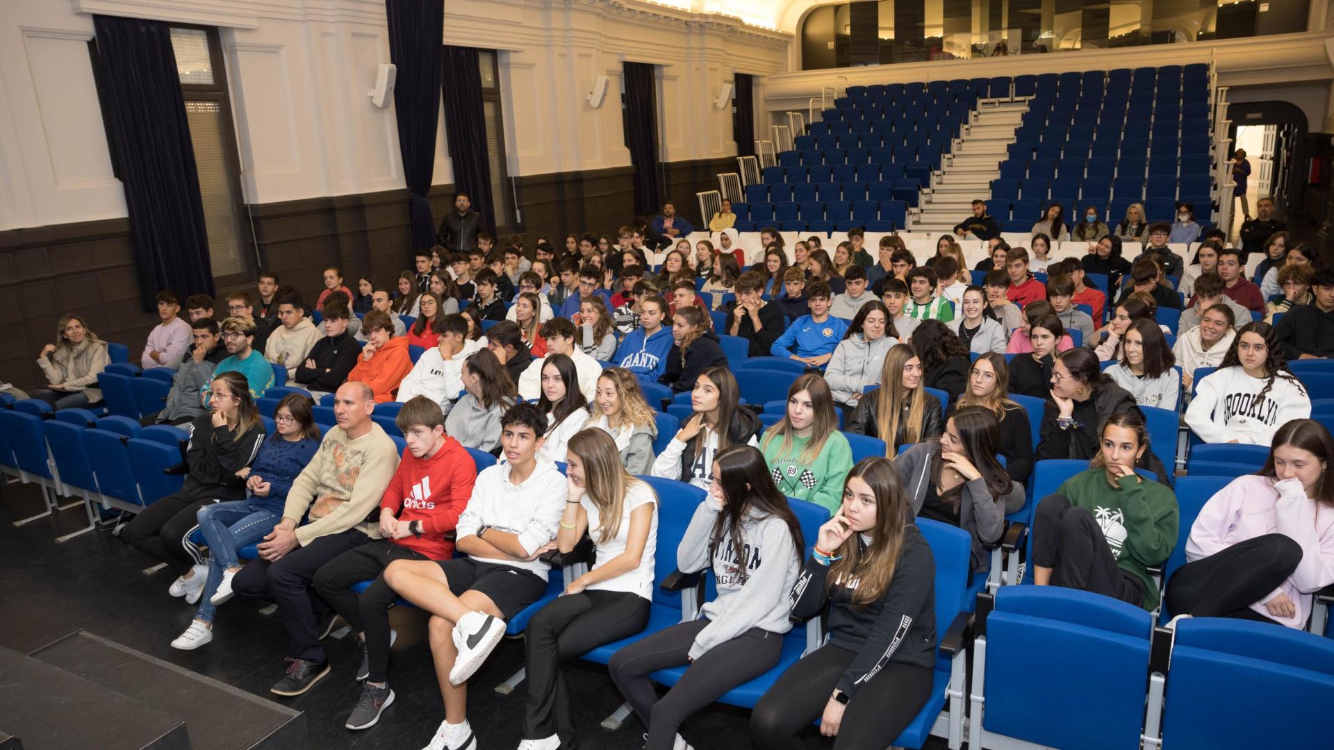 Los alumnos participantes en la Feria del Voluntariado del Colegio Jesuitas Tudela, durante la presentación de los proyectos.