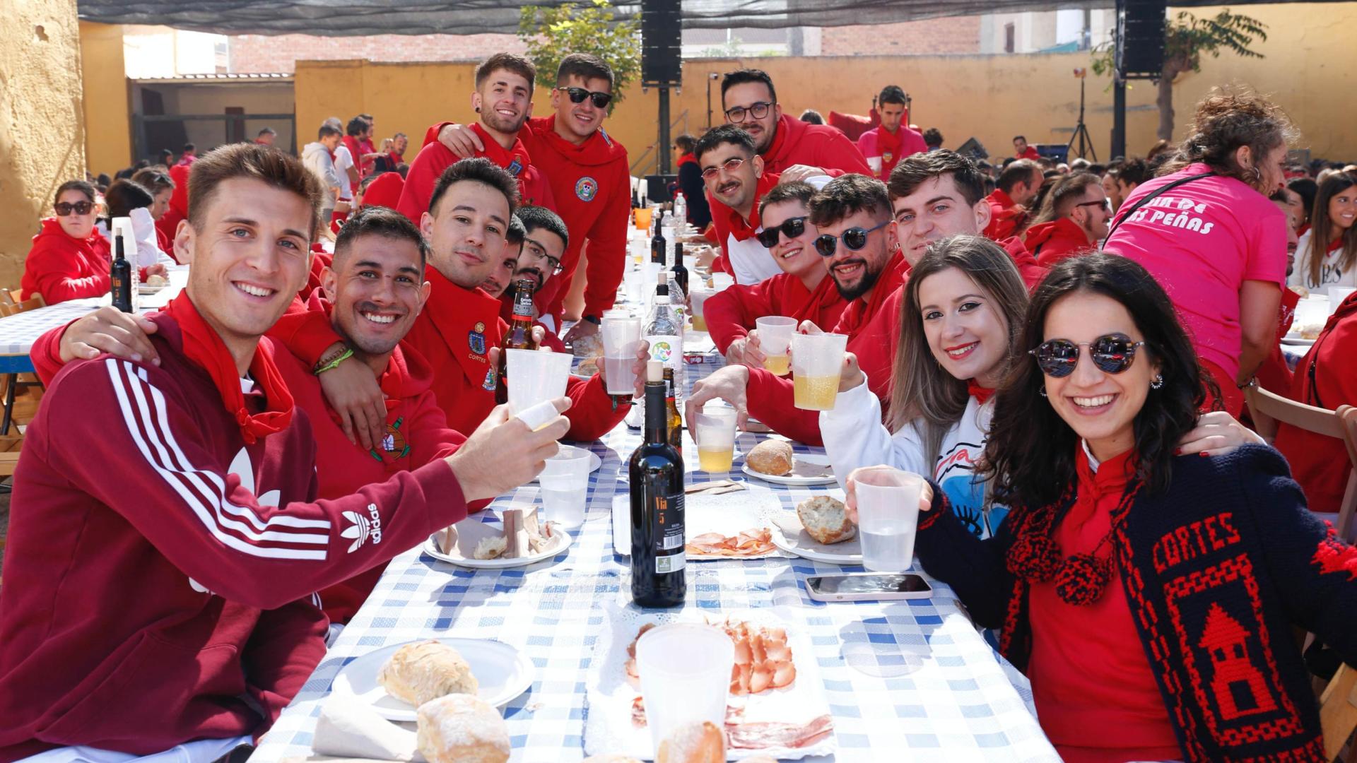 Un grupo de jóvenes brinda durante la comida que batió récord de asistencia en esta edición de las fiestas.