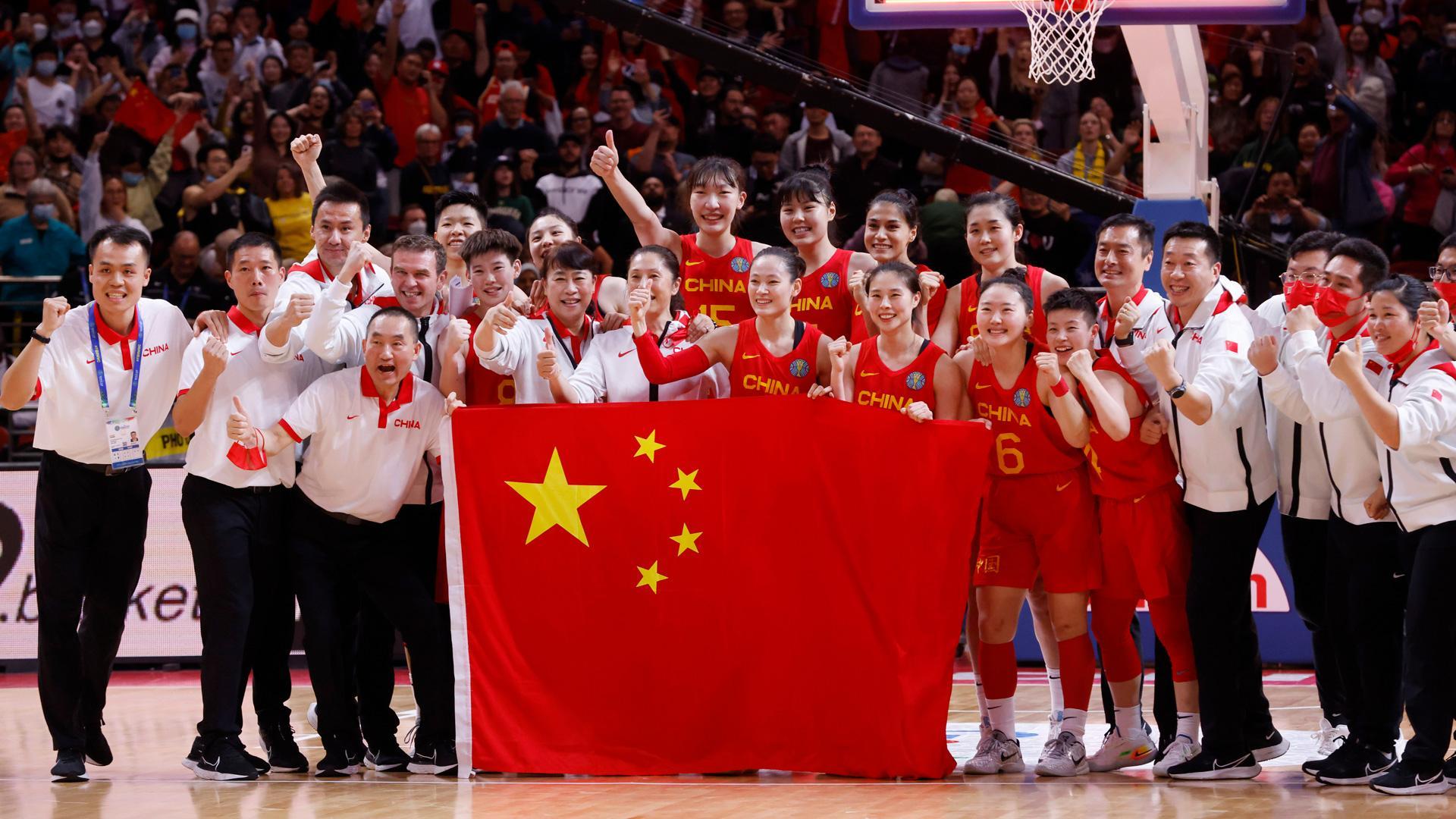 César Rupérez, el único occidental, ayer con la selección china tras clasificarse para jugar la final del mundial femenino ante EEUU